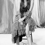 Bailarina I Black de defloresyfloreros con lentejuelas doradas y lazo negro en look editorial de estudio