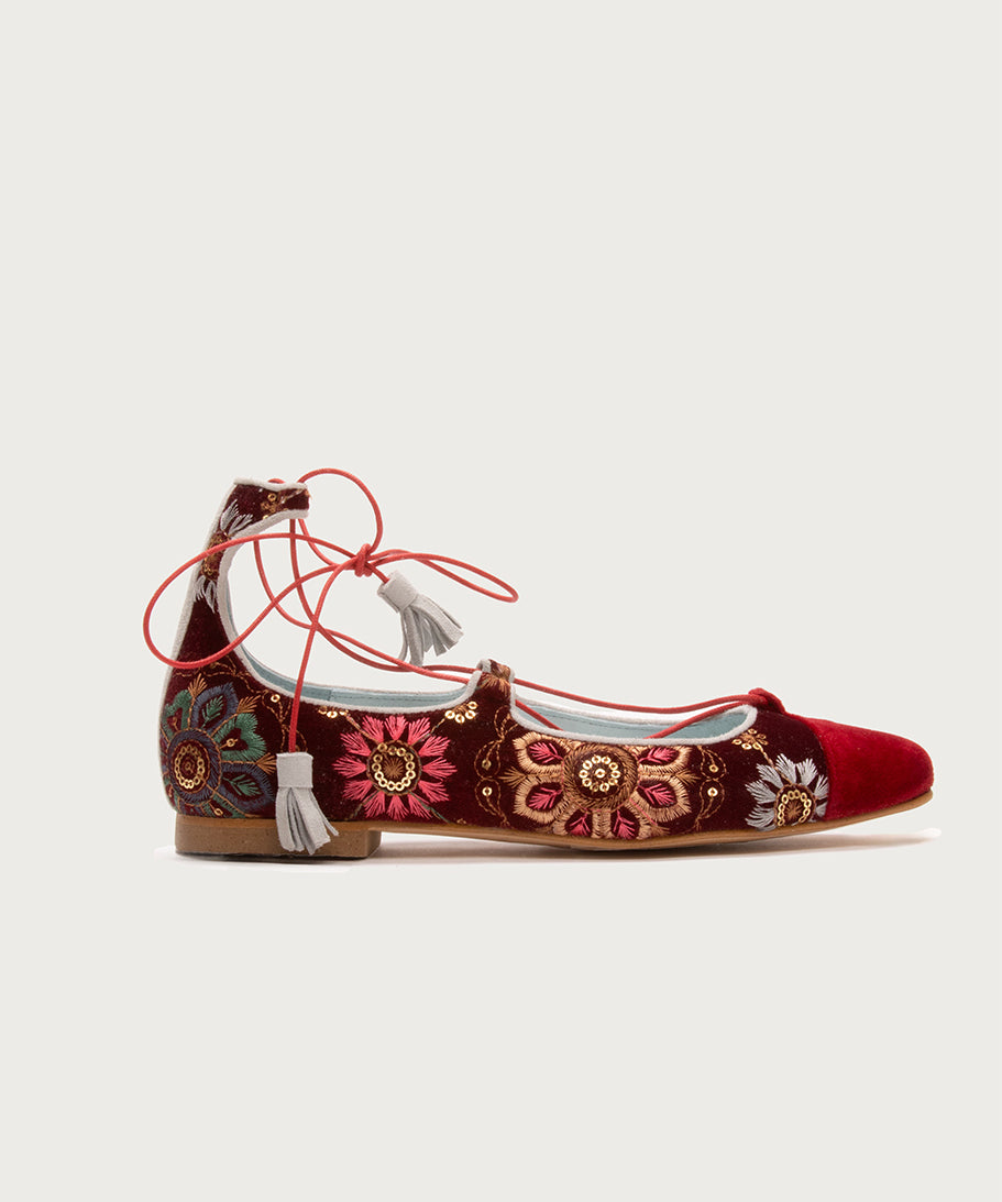 Bailarina III Burdeos de defloresyfloreros en terciopelo bordado con motivos florales y lazada al tobillo