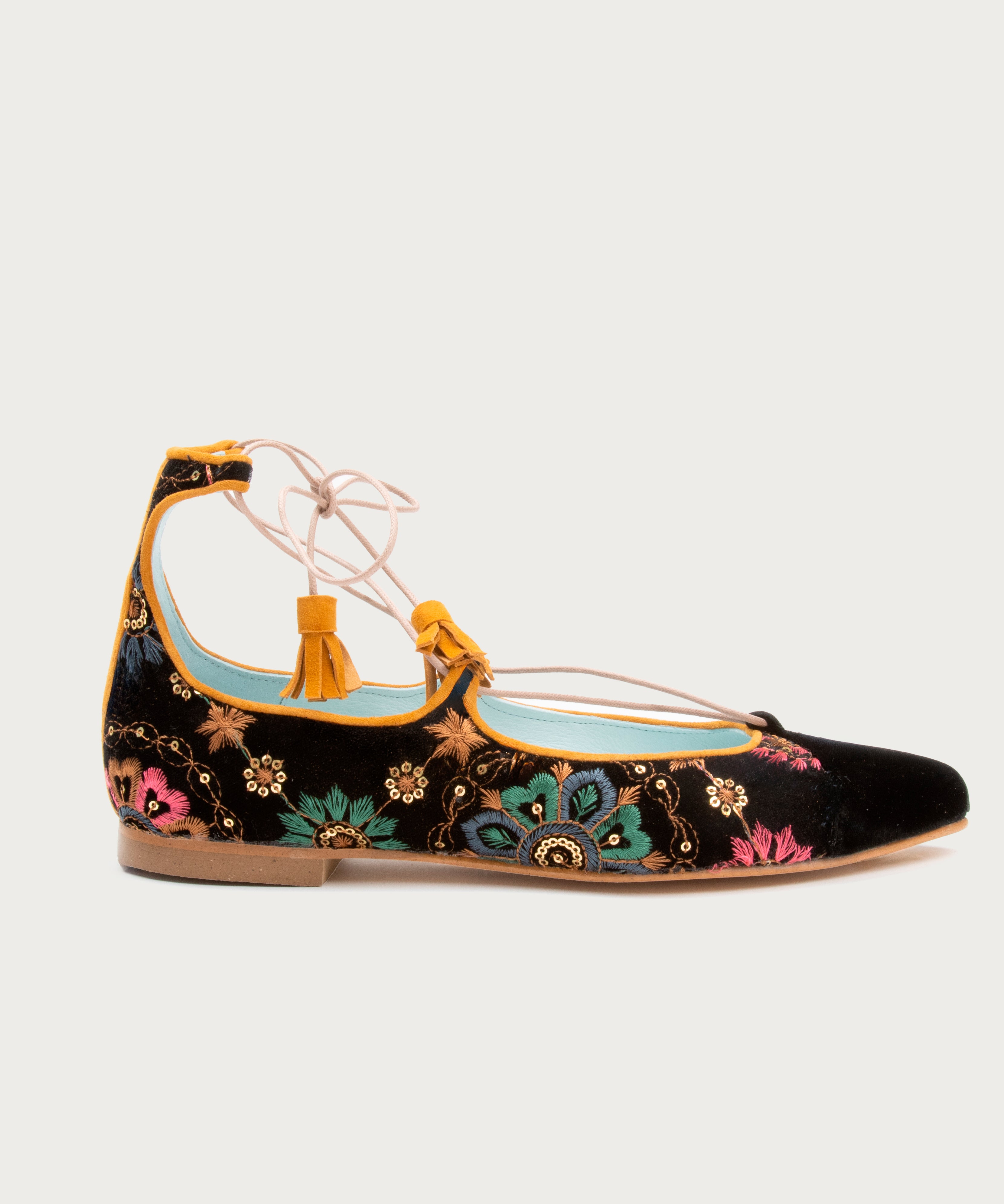 Bailarina III Cherie de defloresyfloreros en terciopelo bordado con motivos florales y lazada al tobillo