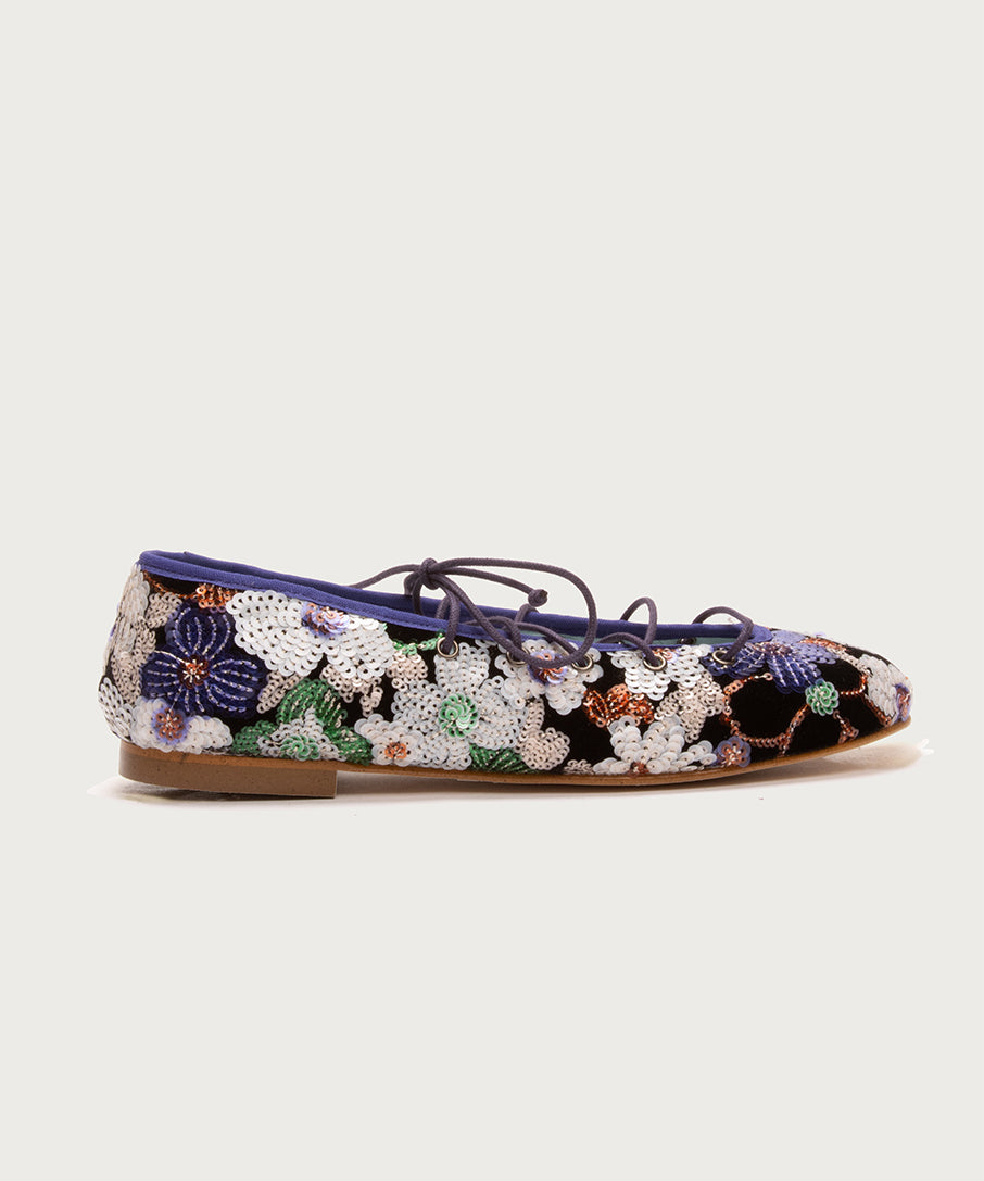 Bailarina II White de defloresyfloreros en terciopelo bordado con lentejuelas multicolor y cordón al tono