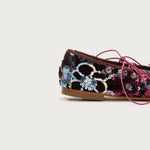 Detalle lateral de la Bailarina II Fresa con terciopelo bordado, lentejuelas multicolor y cordón al tono