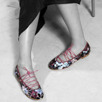 Bailarina II Fresa de defloresyfloreros en terciopelo bordado con lentejuelas multicolor y lazada rosa