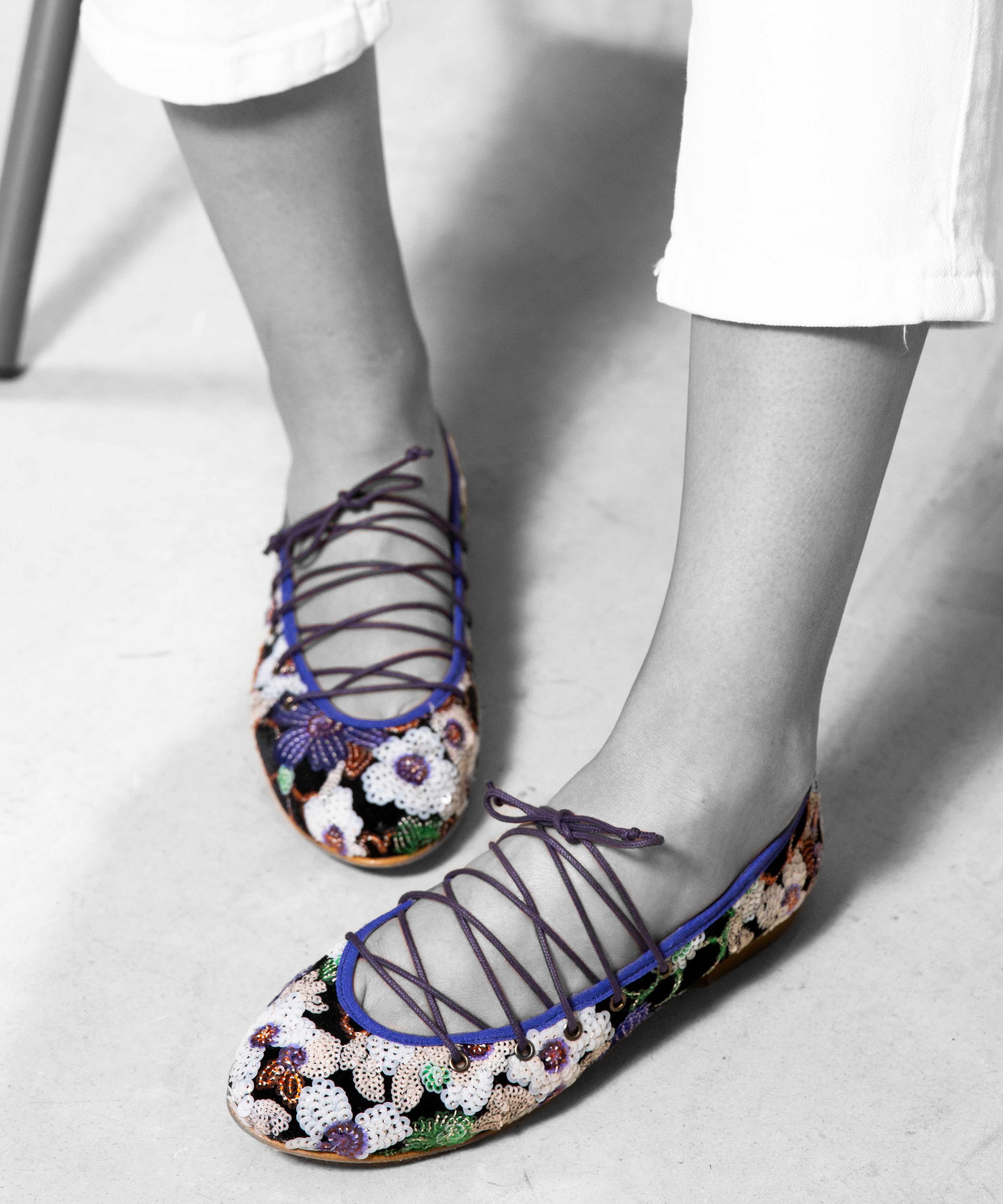 Detalle de la Bailarina II White de defloresyfloreros con bordado floral, lentejuelas y cordón al empeine