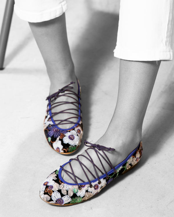 Detalle de la Bailarina II White de defloresyfloreros con bordado floral, lentejuelas y cordón al empeine