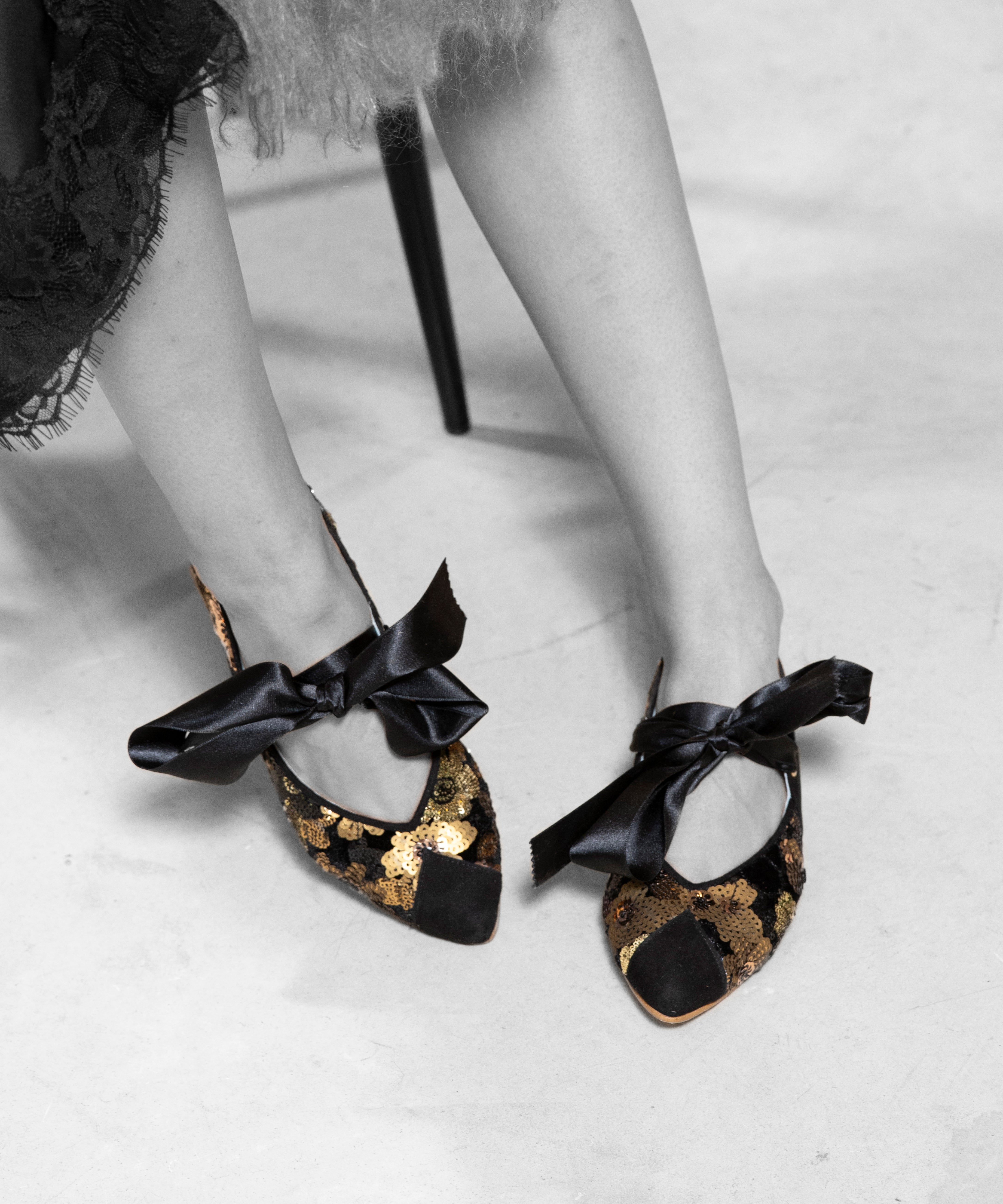Detalle de la Bailarina I Black de defloresyfloreros con bordado dorado, punta negra y lazo de raso
