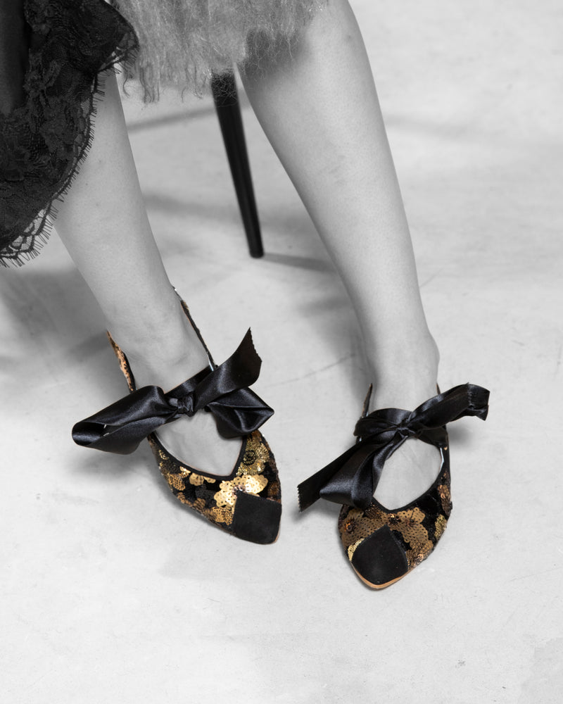 Detalle de la Bailarina I Black de defloresyfloreros con bordado dorado, punta negra y lazo de raso