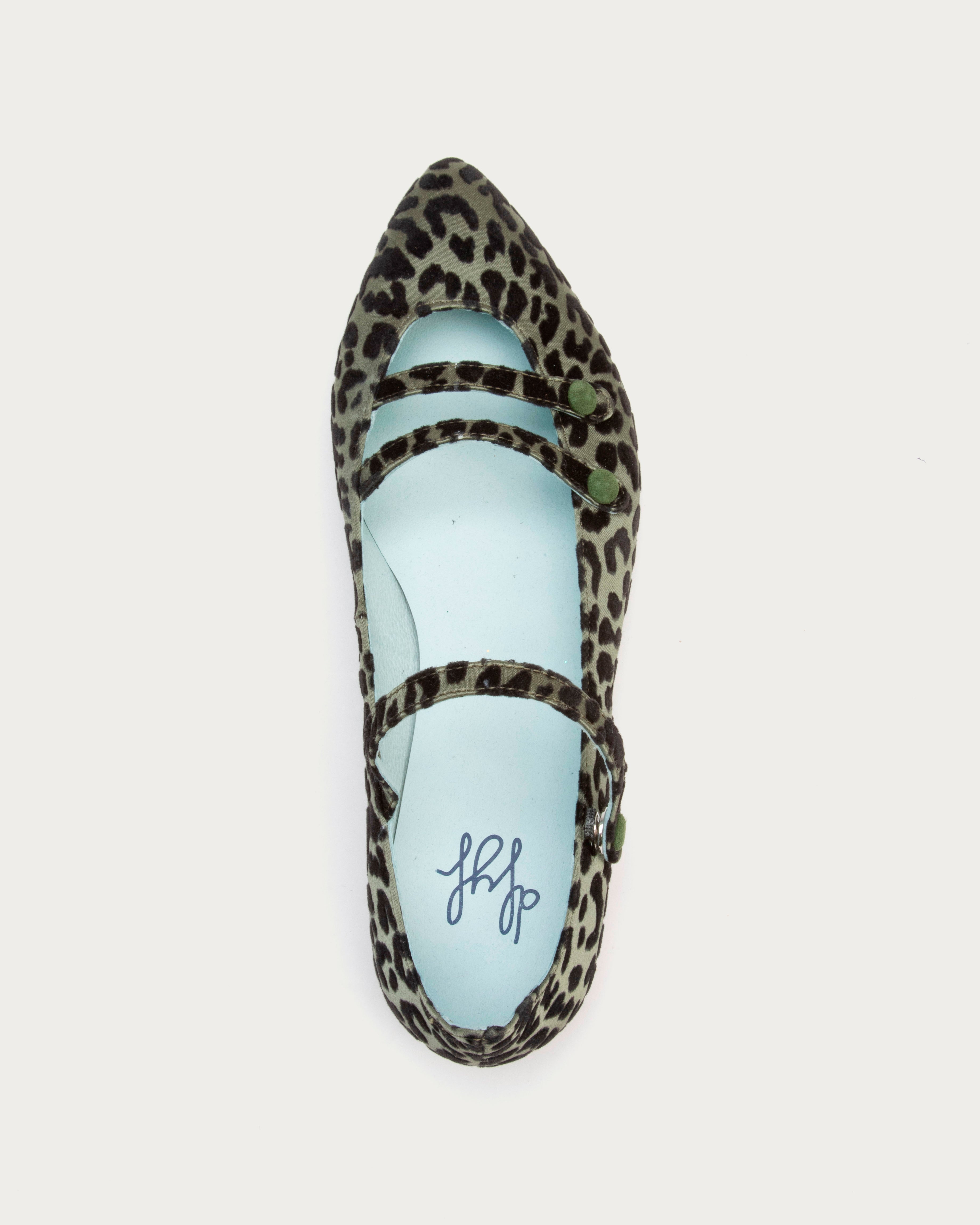 Vista superior de la Bailarina VIII Caza con punta fina, estampado animal print y plantilla interior