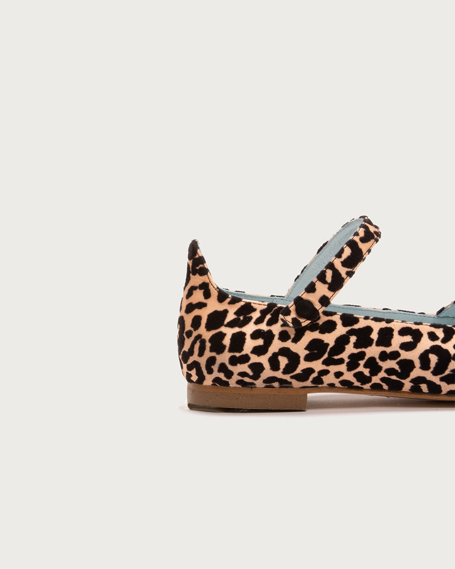 Detalle lateral de la Bailarina VIII Melocotón con raso, flocado de terciopelo y estampado animal print