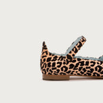 Detalle lateral de la Bailarina VIII Melocotón con raso, flocado de terciopelo y estampado animal print