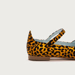 Detalle lateral de la Bailarina VIII Mostaza con flocado de terciopelo y estampado animal print