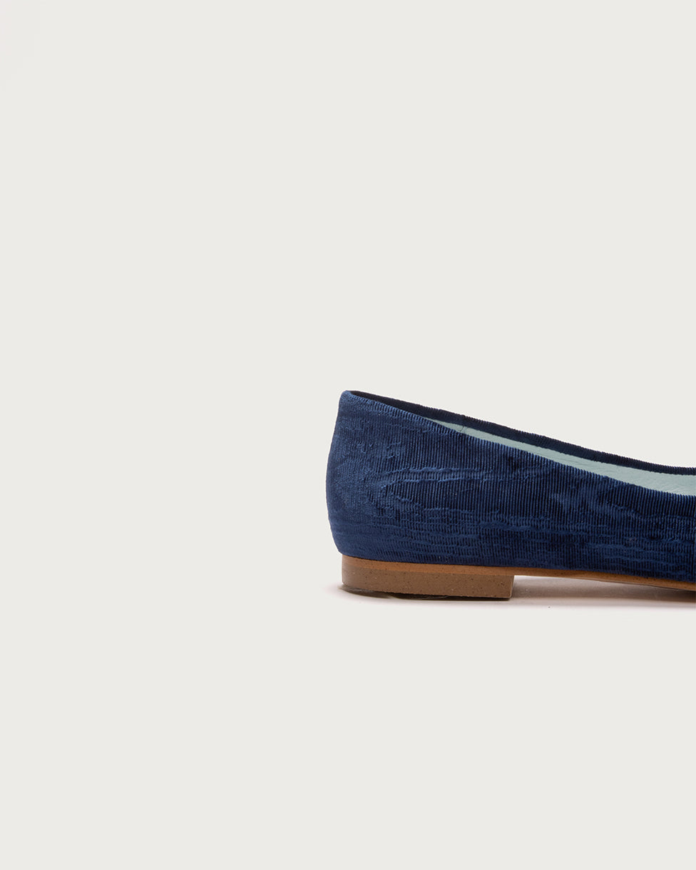Detalle lateral de la Bailarina VII Navy con base de terciopelo, lazo de tul y suela de cuero