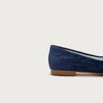 Detalle lateral de la Bailarina VII Navy con base de terciopelo, lazo de tul y suela de cuero
