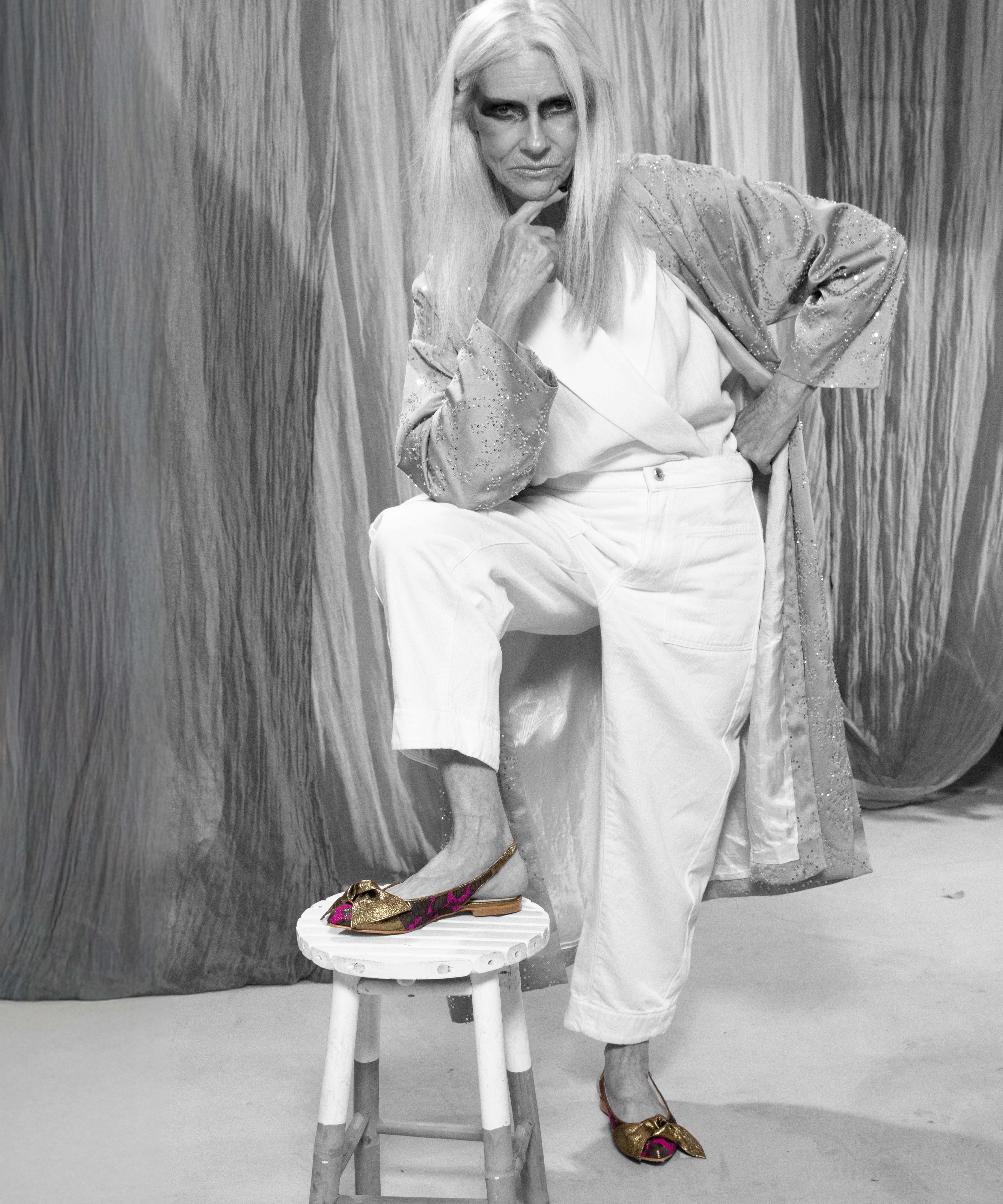 Bailarina XI Capuchina de defloresyfloreros en imagen editorial con modelo, zapato destalonado con maxi lazo y acabado artesanal