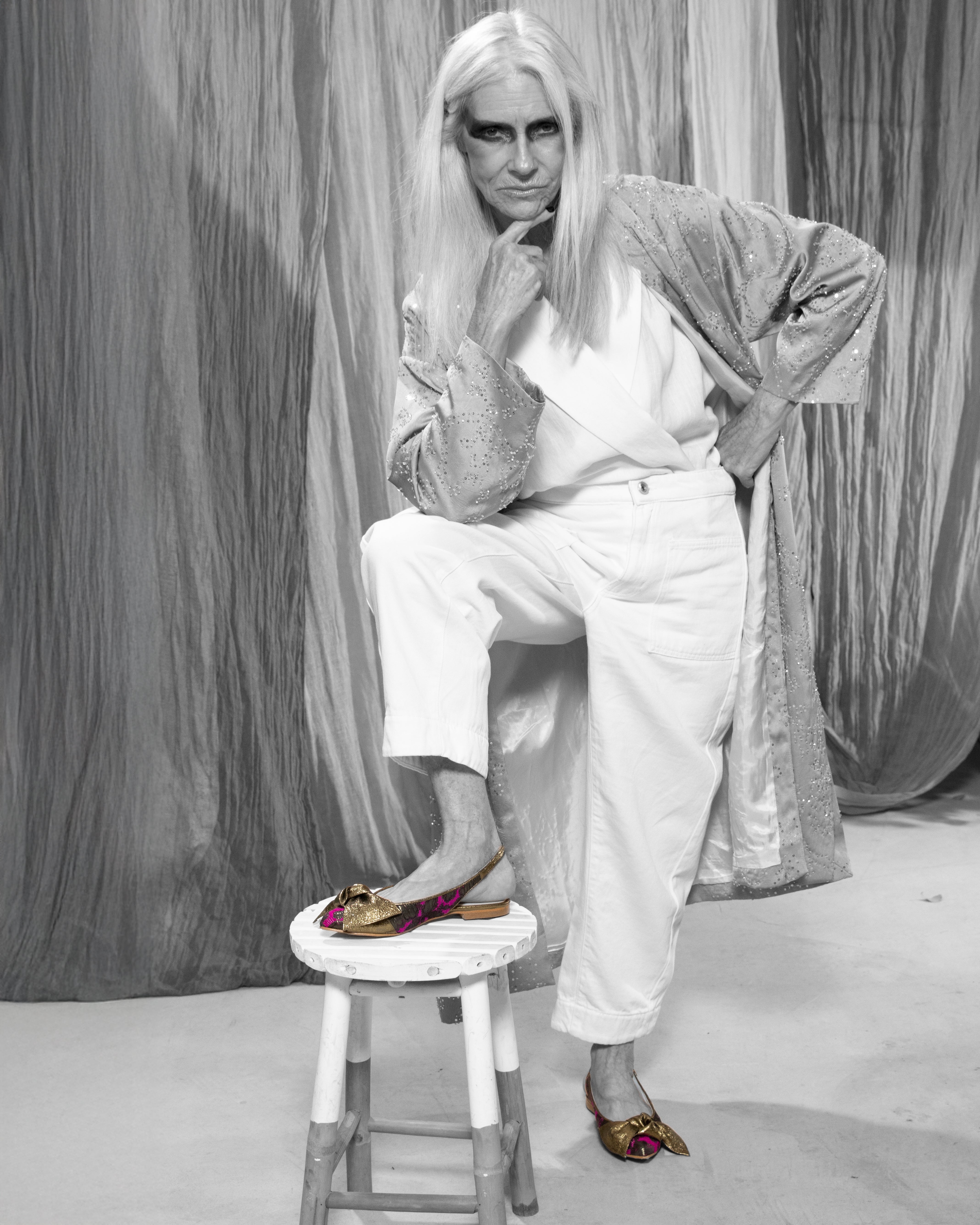 Bailarina XI Capuchina de defloresyfloreros en imagen editorial con modelo, zapato destalonado con maxi lazo y acabado artesanal