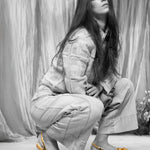 Bailarina XI Gold de defloresyfloreros en piel dorada con maxi lazo, puesta en una imagen editorial en blanco y negro