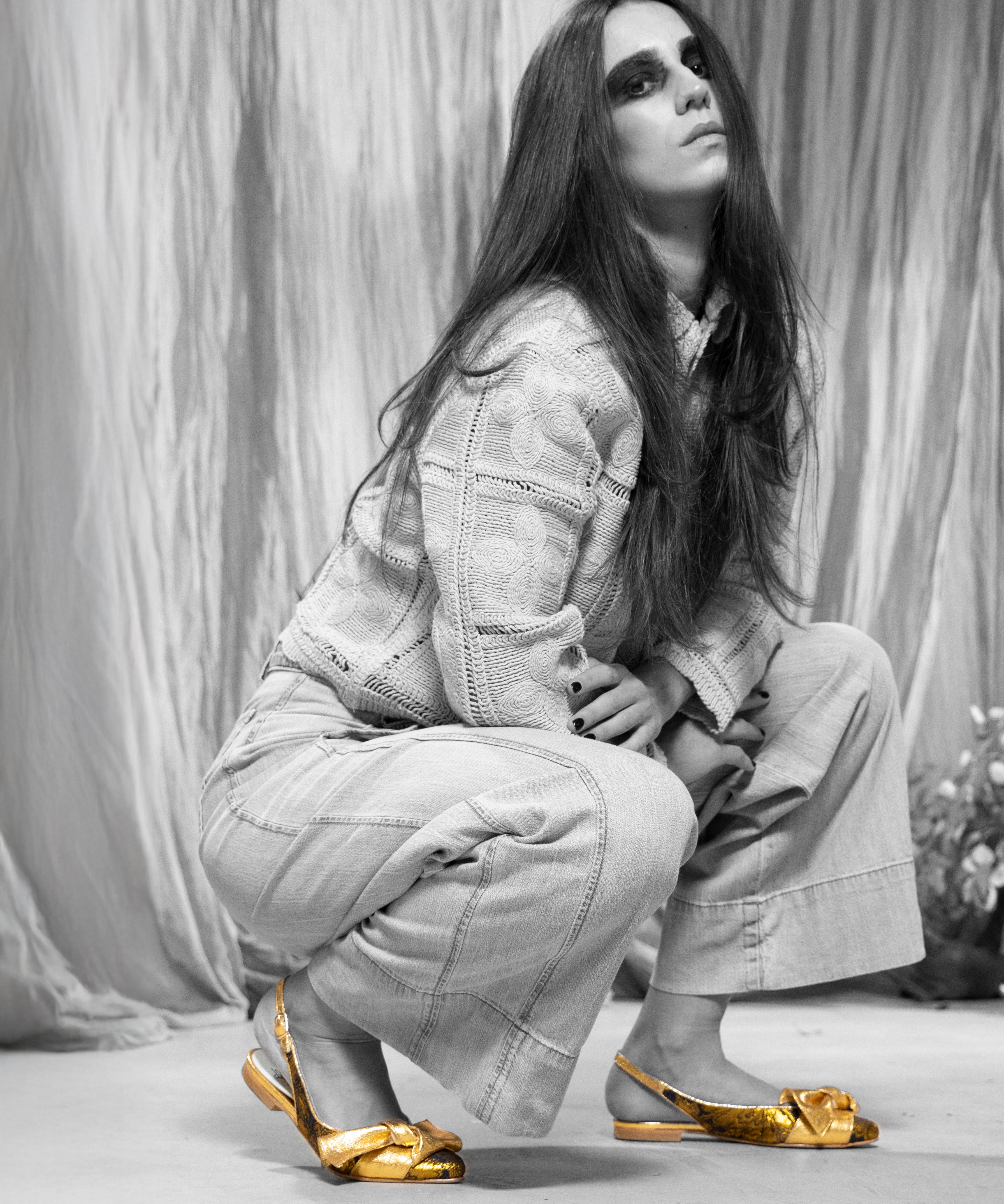 Bailarina XI Gold de defloresyfloreros en piel dorada con maxi lazo, puesta en una imagen editorial en blanco y negro