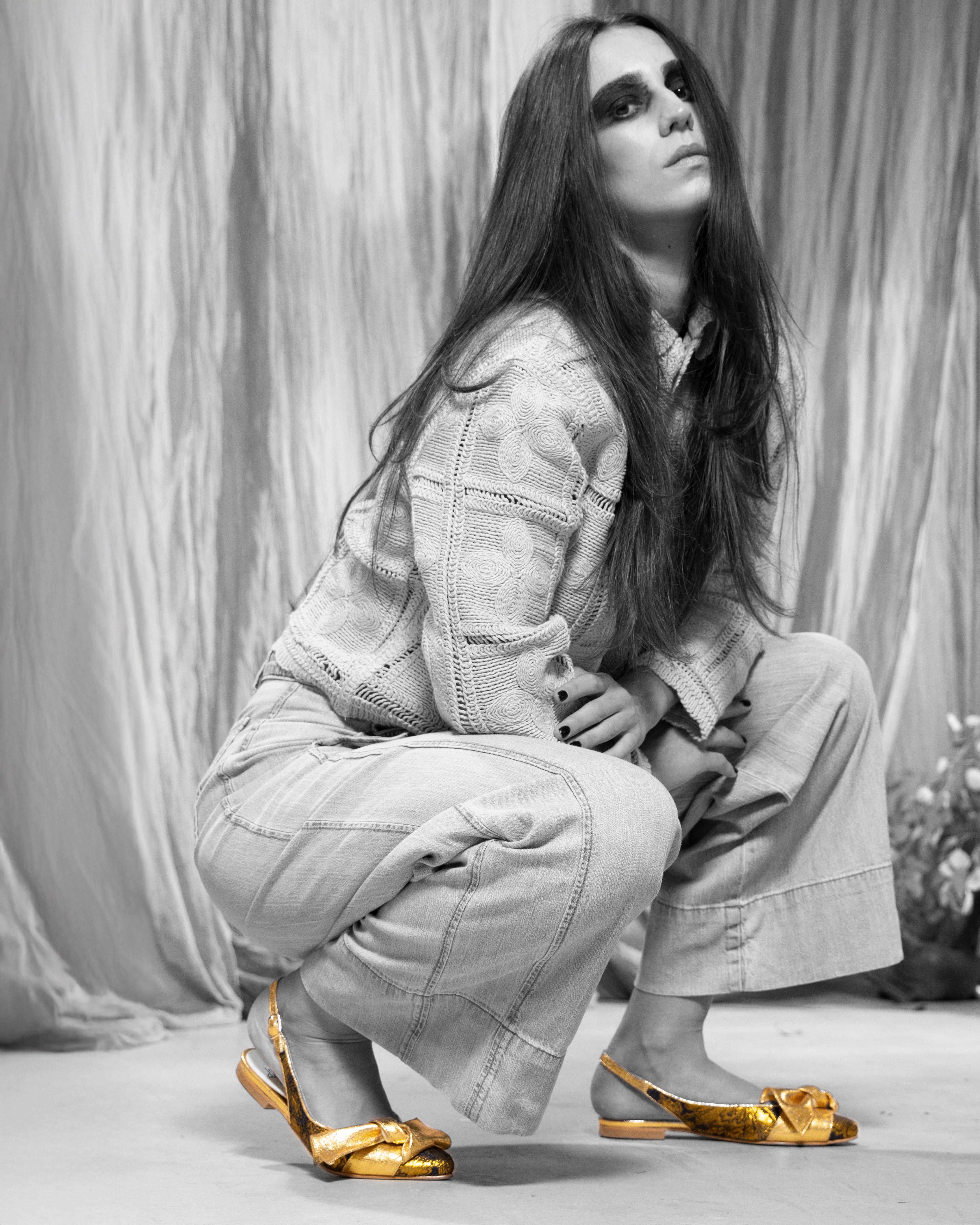 Bailarina XI Gold de defloresyfloreros en piel dorada con maxi lazo, puesta en una imagen editorial en blanco y negro