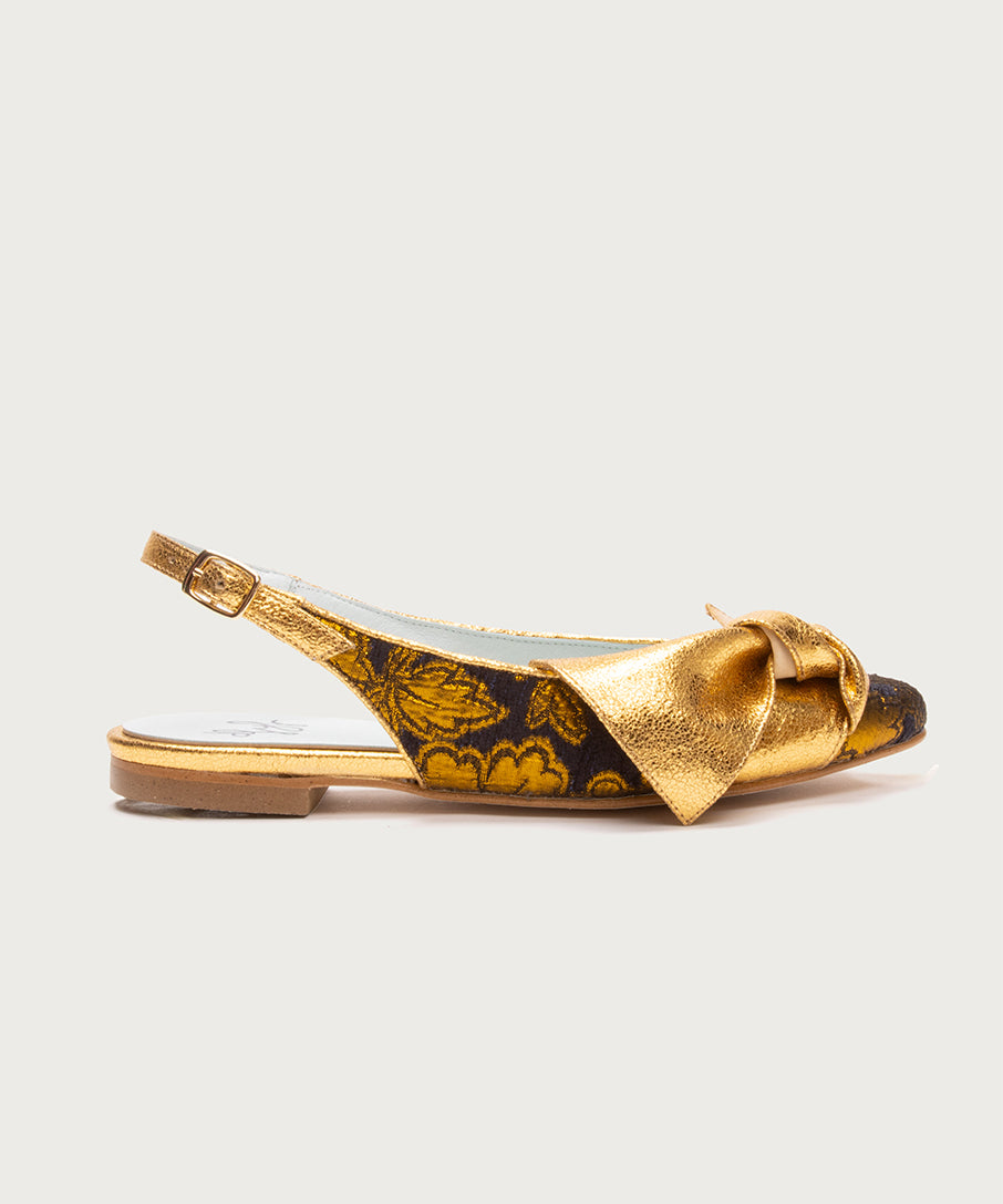Bailarina XI Gold de defloresyfloreros en piel de lana bordada con maxi lazo de piel