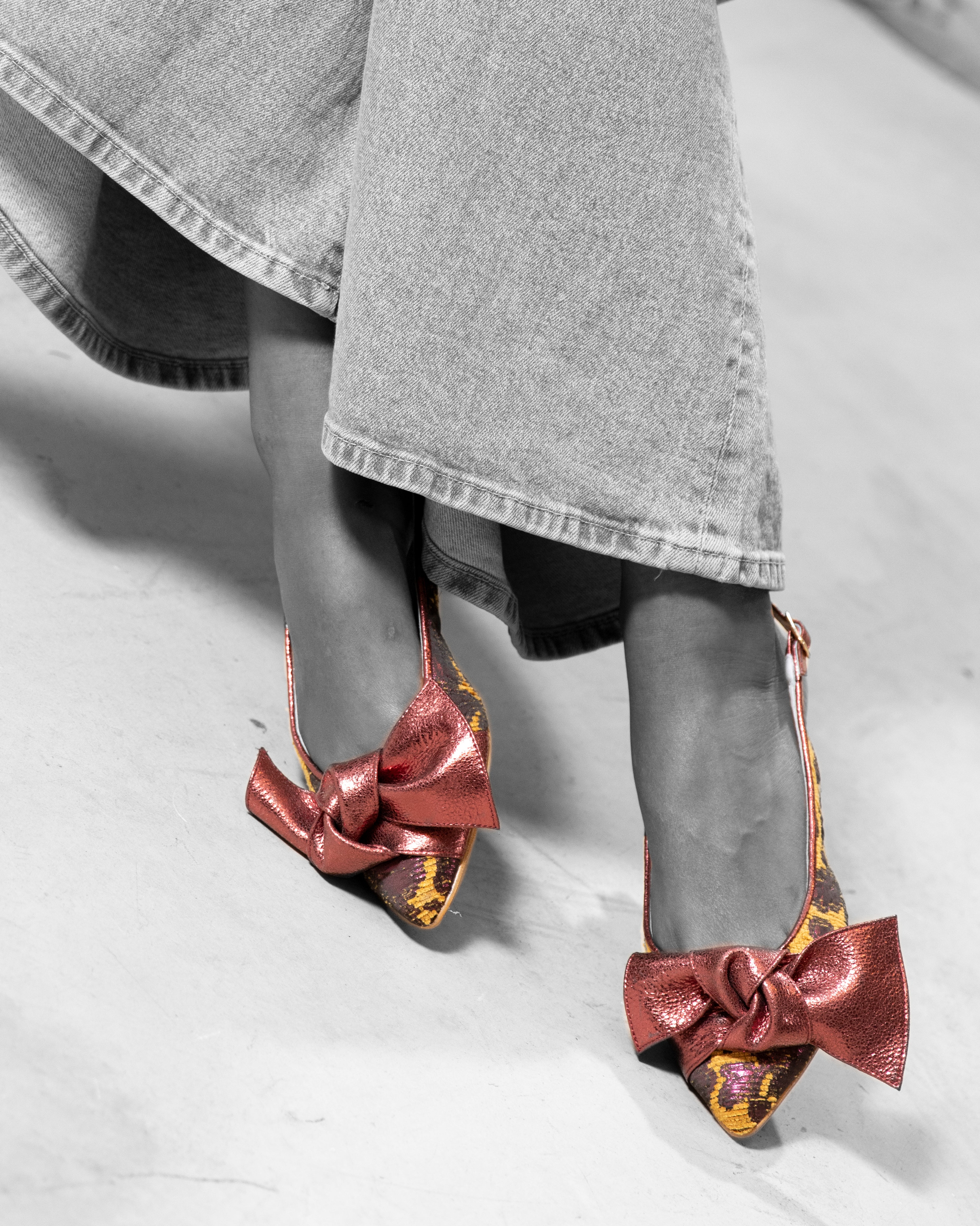 Modelo sentada con Bailarina XI Silo de defloresyfloreros, zapato destalonado artesanal con maxi lazo de piel
