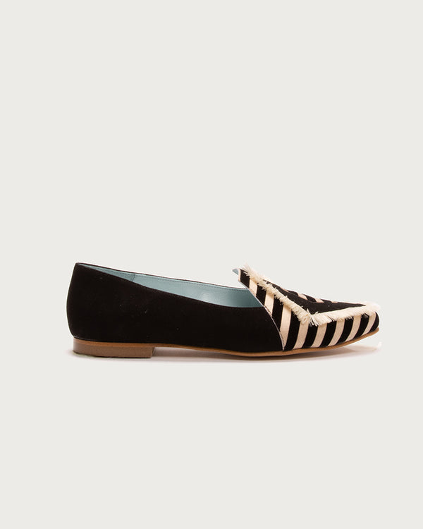 Blucher XII Crema de defloresyfloreros en tonos crema y negro con detalle geométrico en la pala