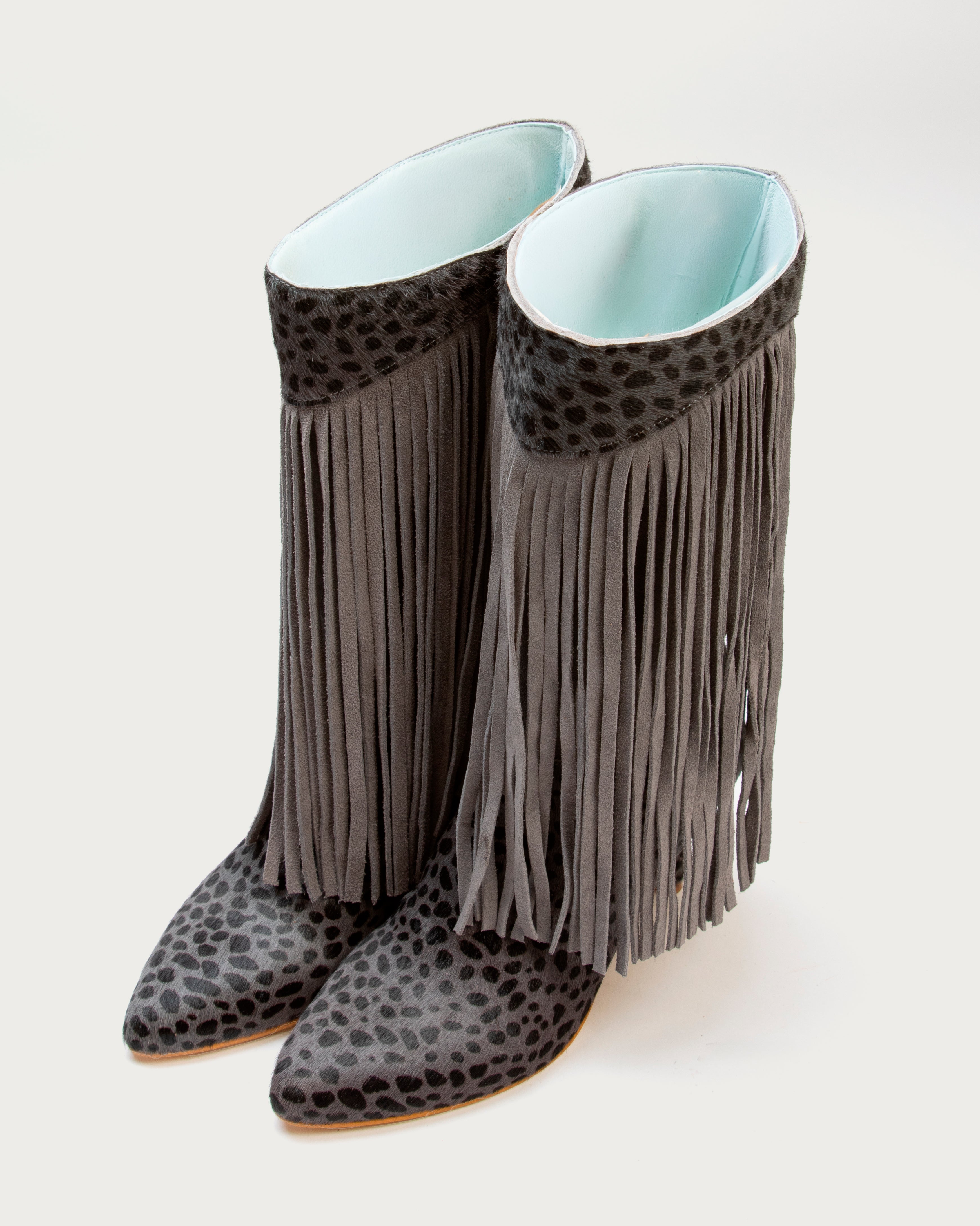 Botas de tacón XVI de defloresyfloreros en diferentes colores con flecos combinados