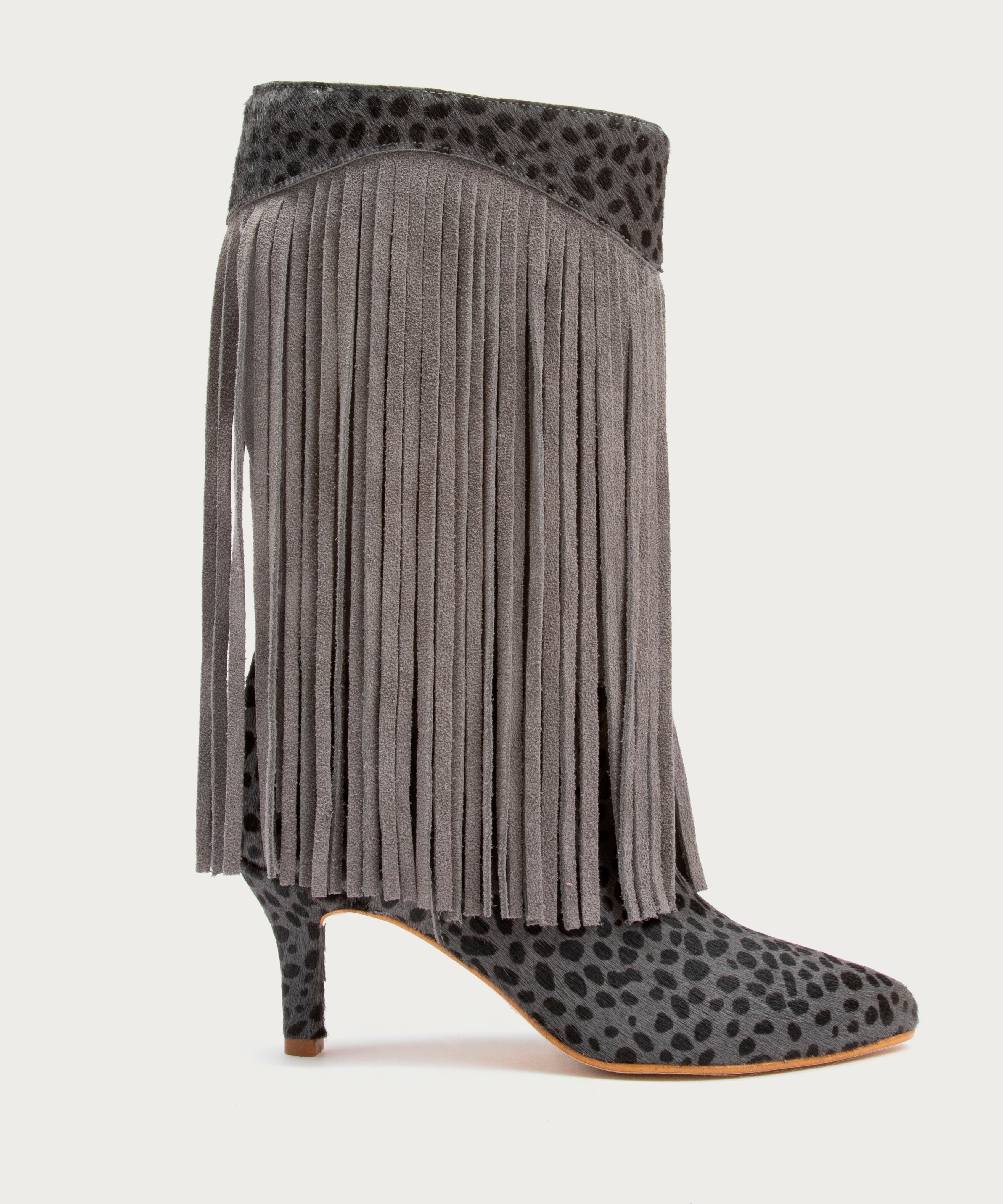 Bota de tacón XVI Gris de defloresyfloreros con flecos en ante y animal print