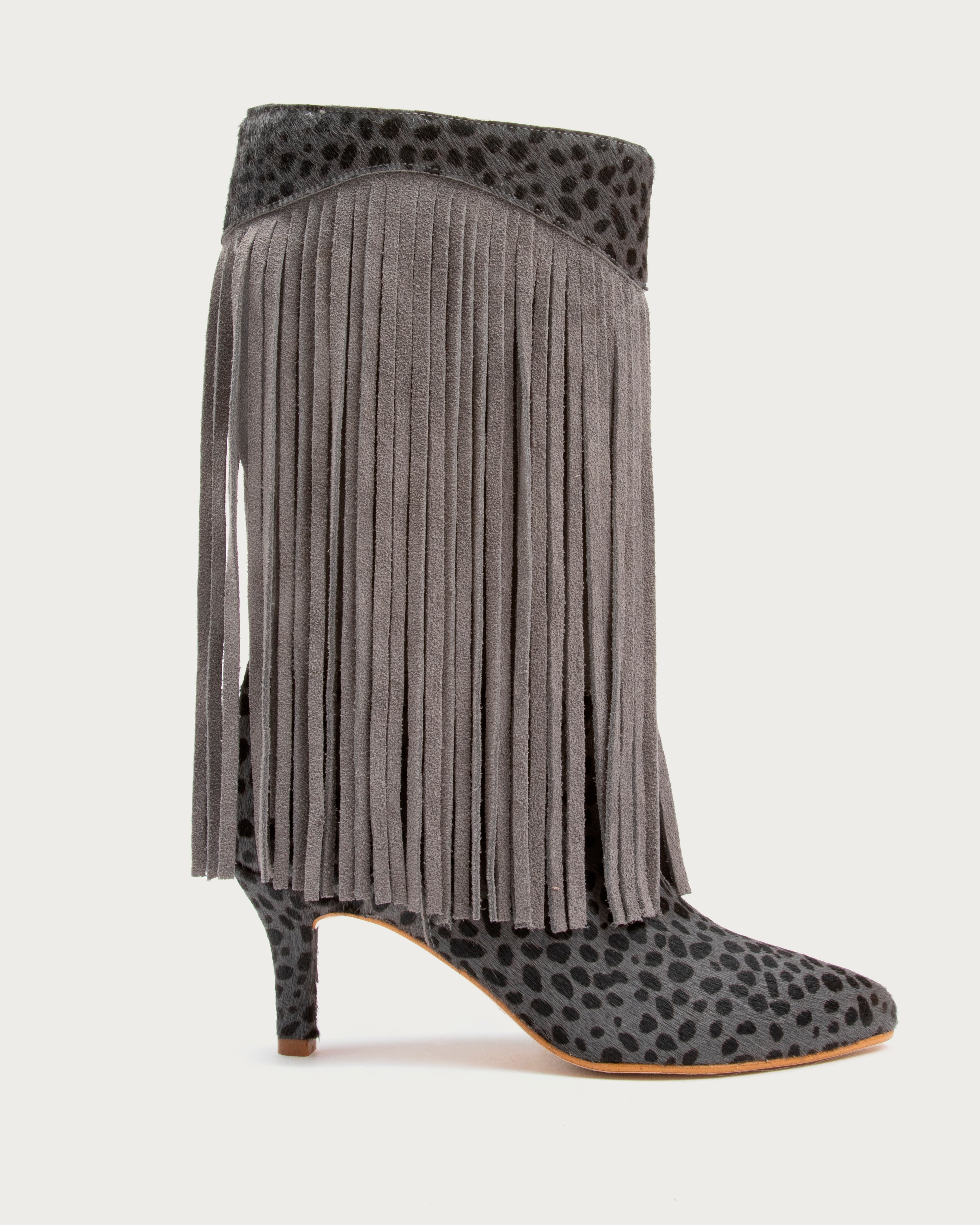 Bota de tacón XVI Gris de defloresyfloreros con flecos en ante y animal print