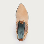 Vista superior del Botín XVII Beige con diseño estilo chester, tachuelas metálicas y plantilla interior