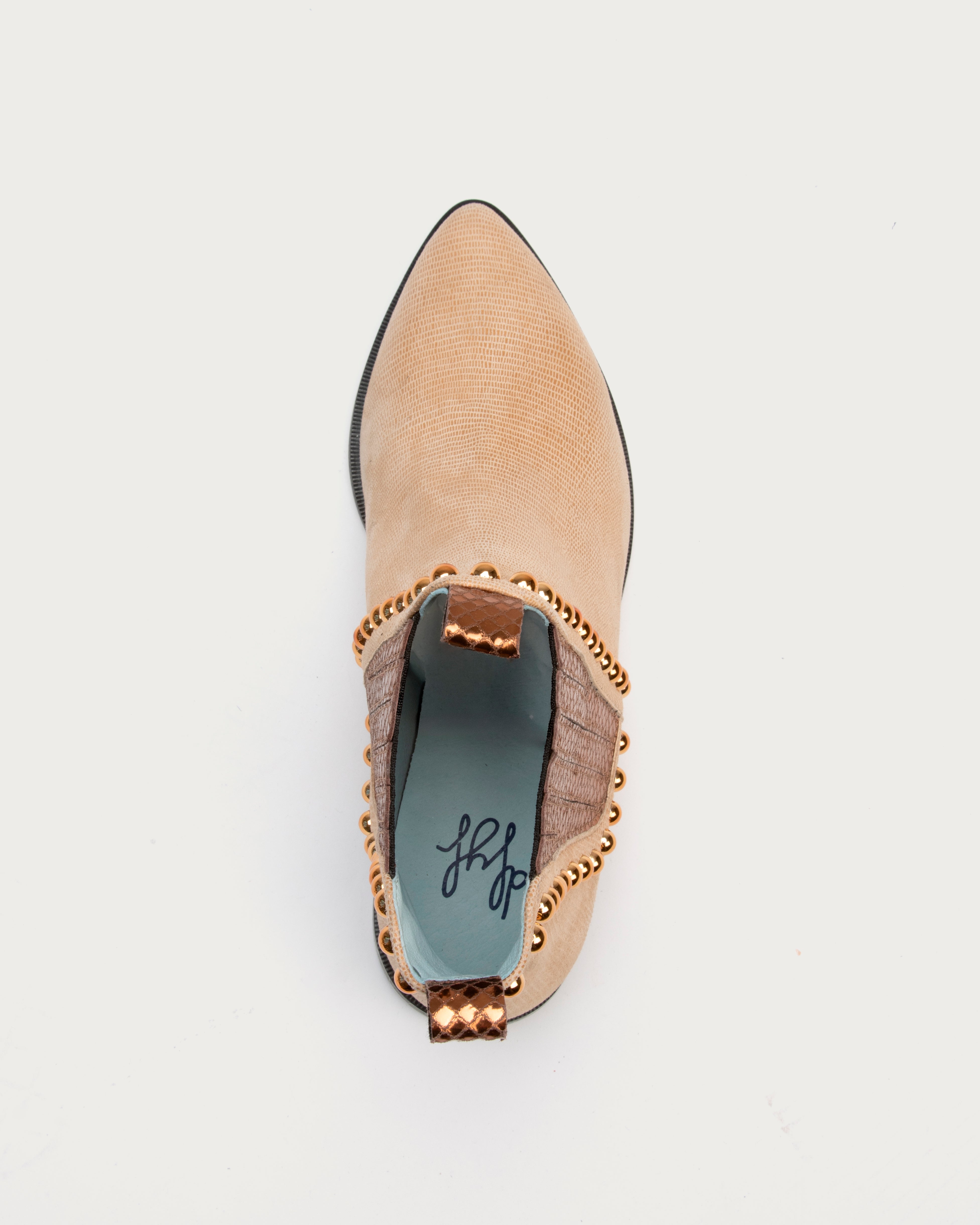 Vista superior del Botín XVII Beige con diseño estilo chester, tachuelas metálicas y plantilla interior