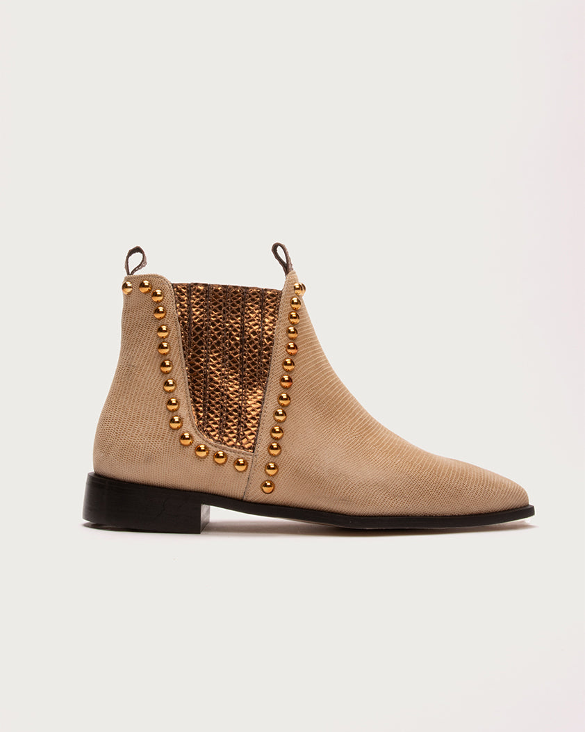 Botín XVII Beige de defloresyfloreros estilo chester en goma con base a contraste y tachuelas metálicas