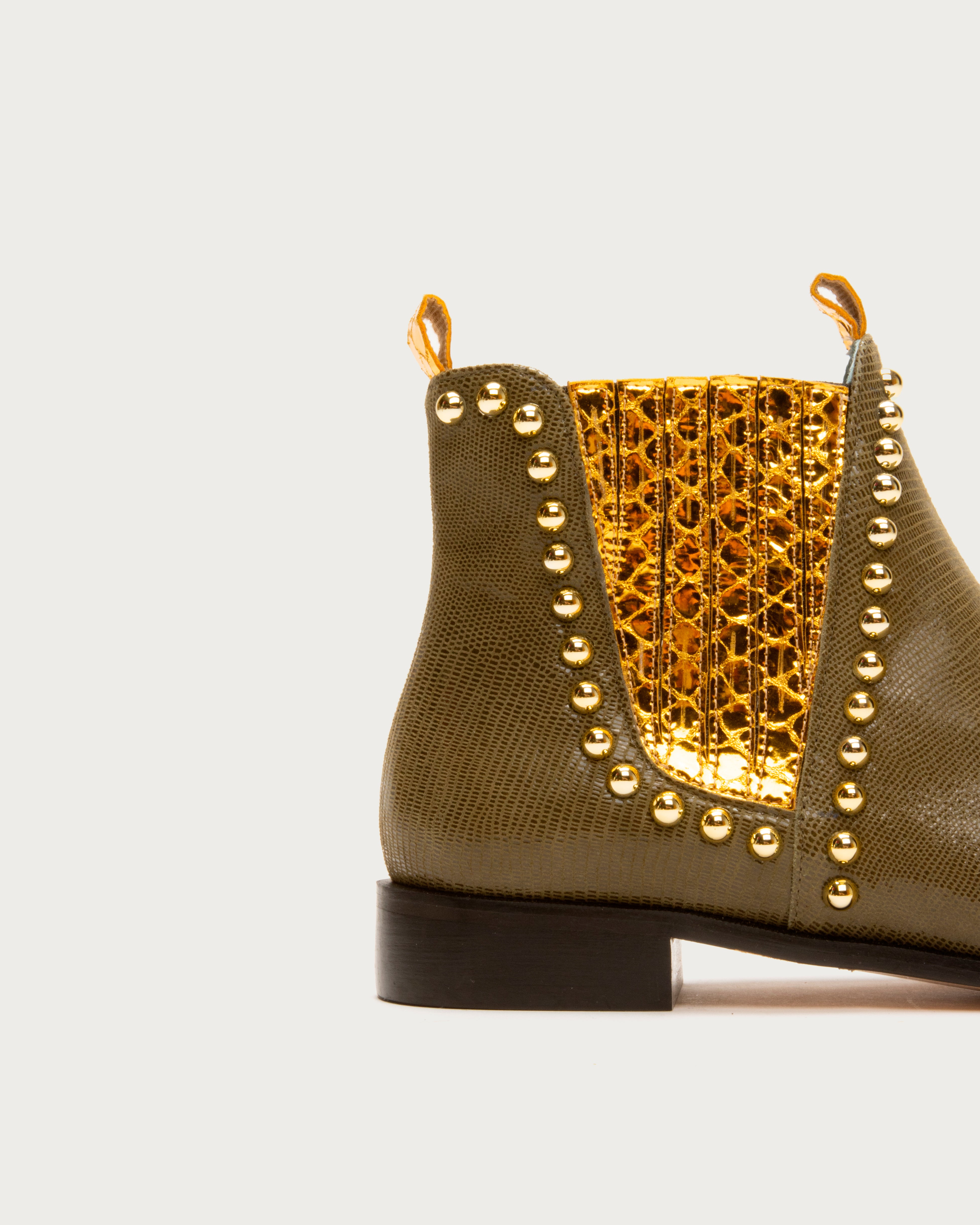 Botines XVII de defloresyfloreros en diferentes colores con estilo chester y tachuelas metálicas