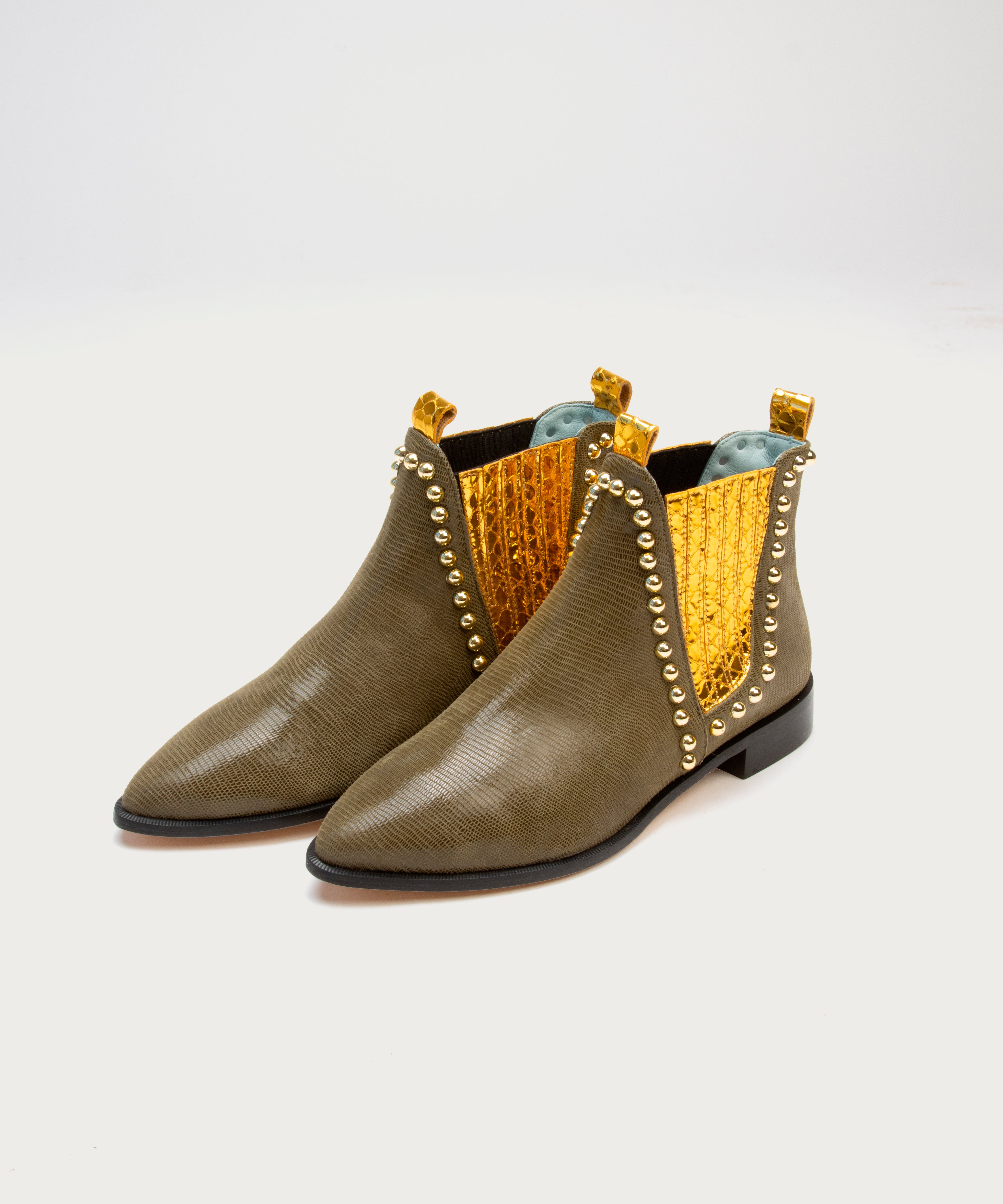 Botín XVII Gold de defloresyfloreros de estilo chester con base a contraste y tachuelas metálicas