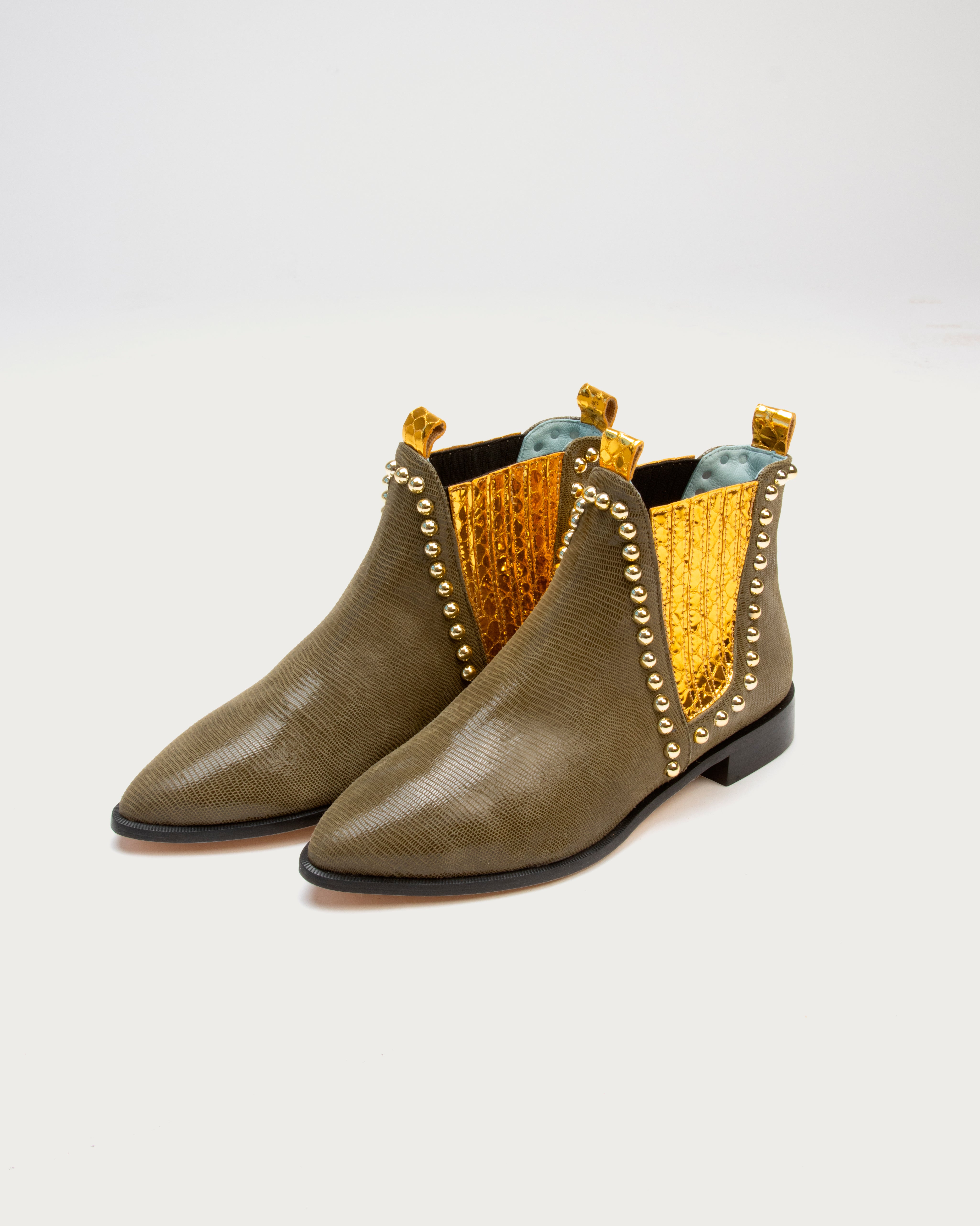 Botín XVII Gold de defloresyfloreros de estilo chester con base a contraste y tachuelas metálicas