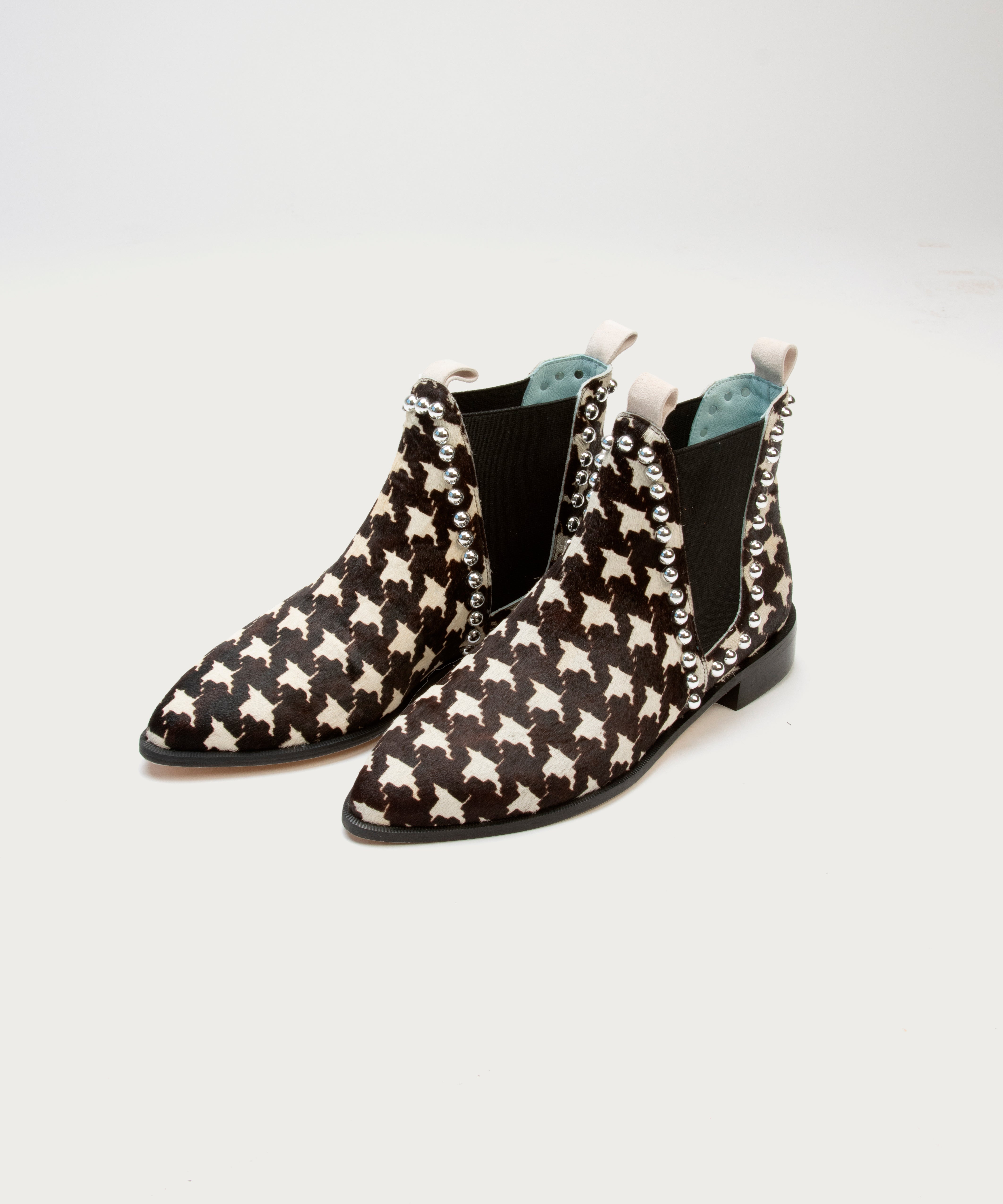 Botines XVII de defloresyfloreros en diferentes acabados con estilo chester y tachuelas metálicas