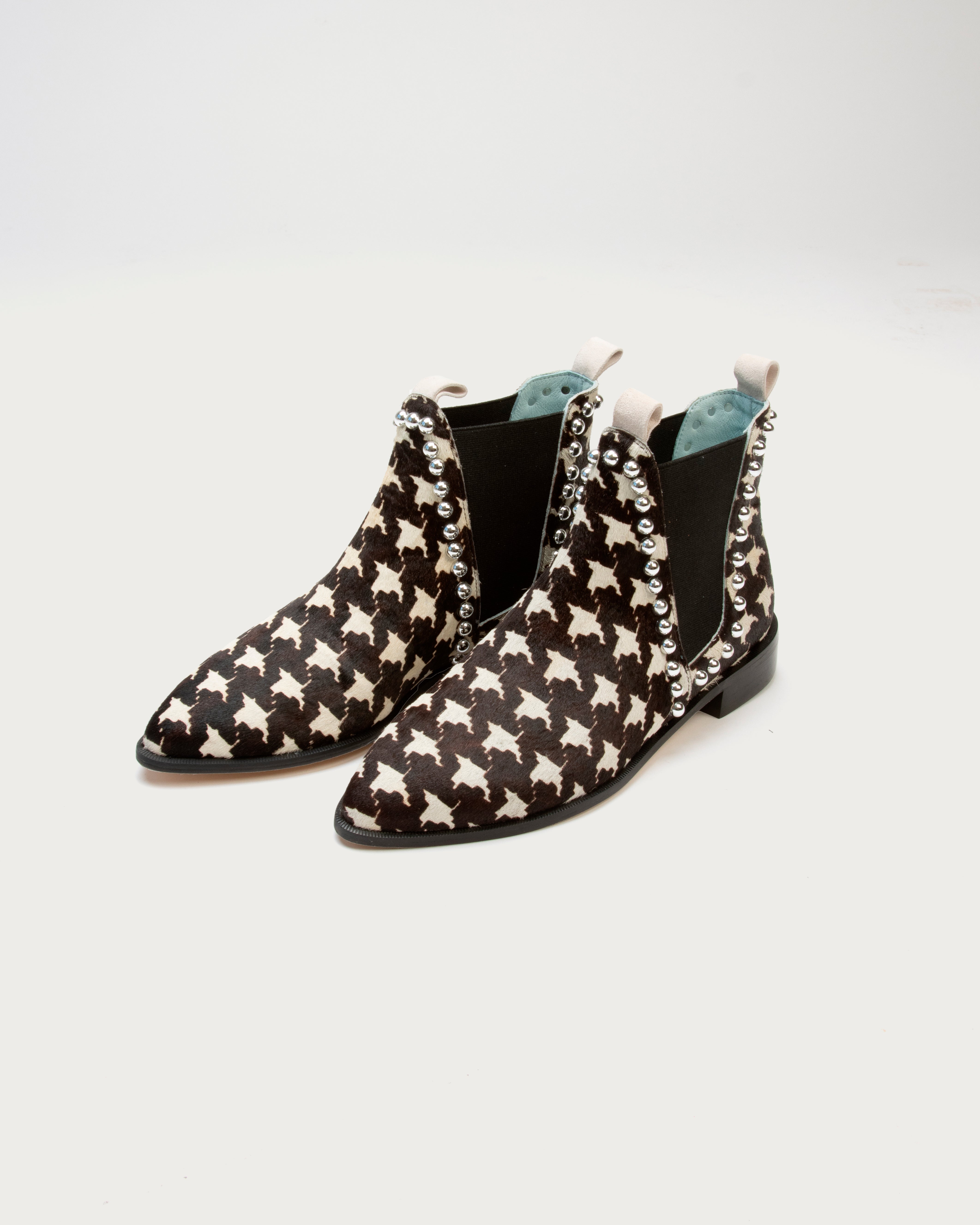 Botines XVII de defloresyfloreros en diferentes acabados con estilo chester y tachuelas metálicas