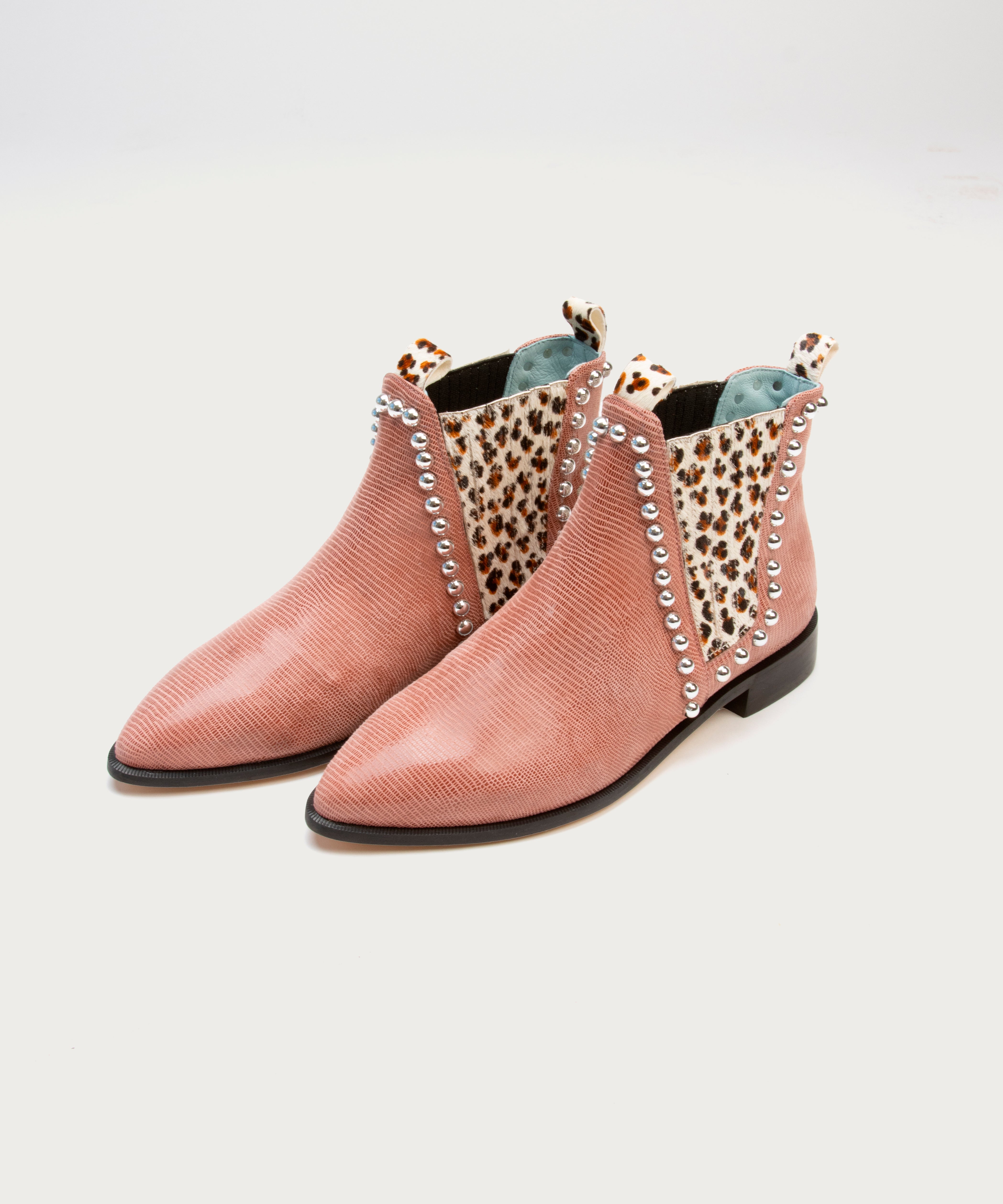 Botines XVII de defloresyfloreros en diferentes colores con estilo chester y detalles metálicos