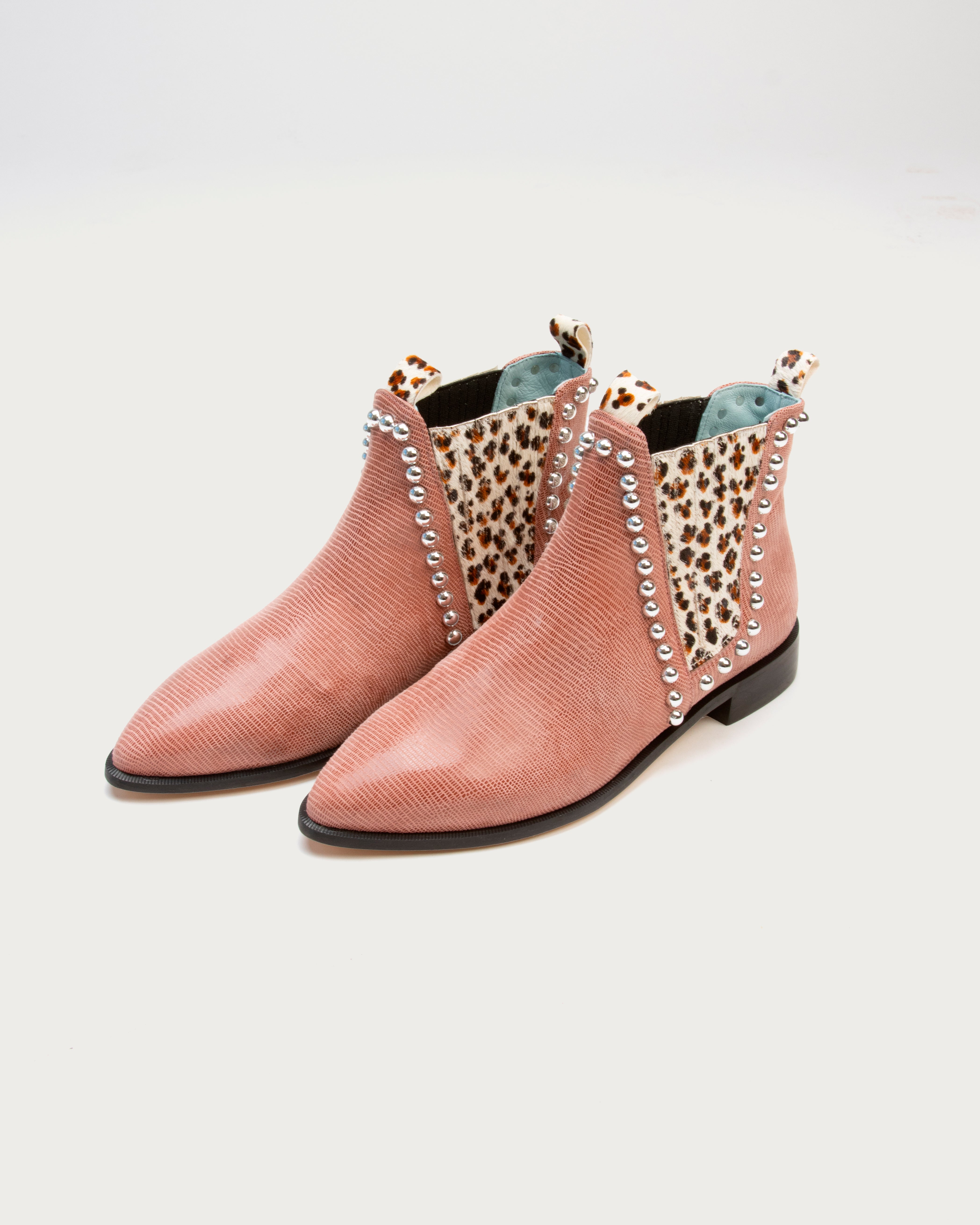 Botines XVII de defloresyfloreros en diferentes colores con estilo chester y detalles metálicos