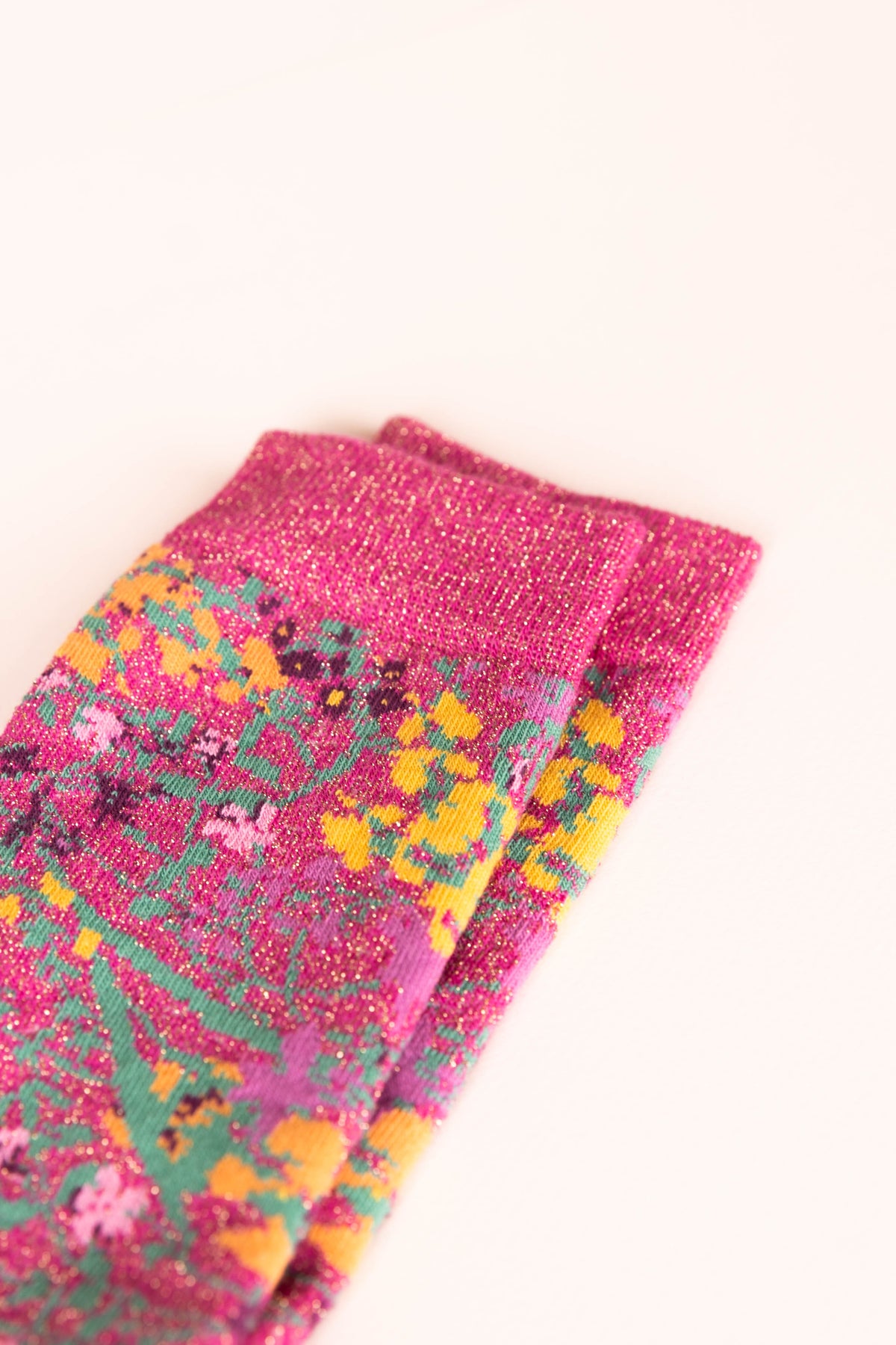 Socken mit Fuchsia-Blumen