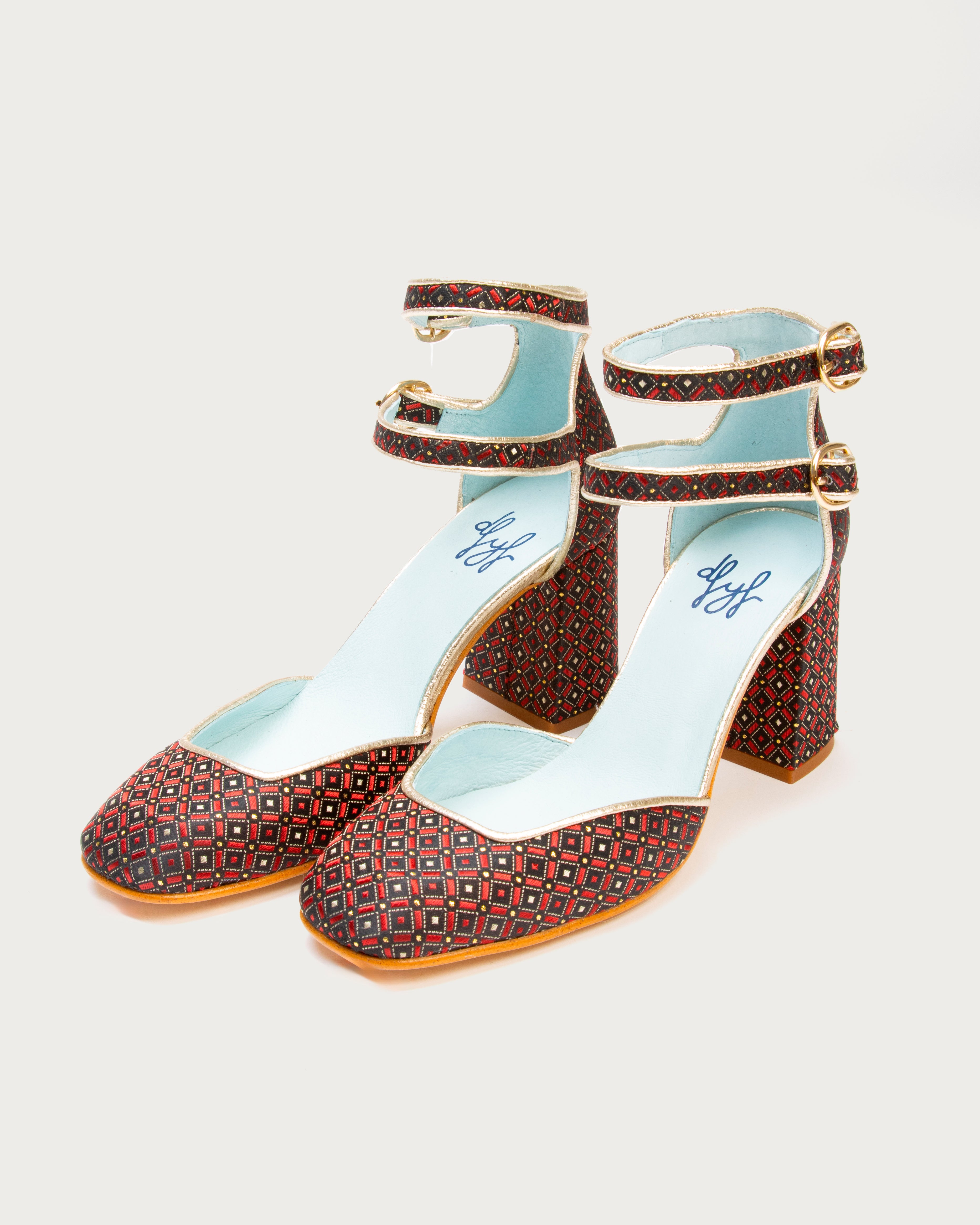 Tacones IX de defloresyfloreros en diferentes colores con escote cuadrado y doble hebilla