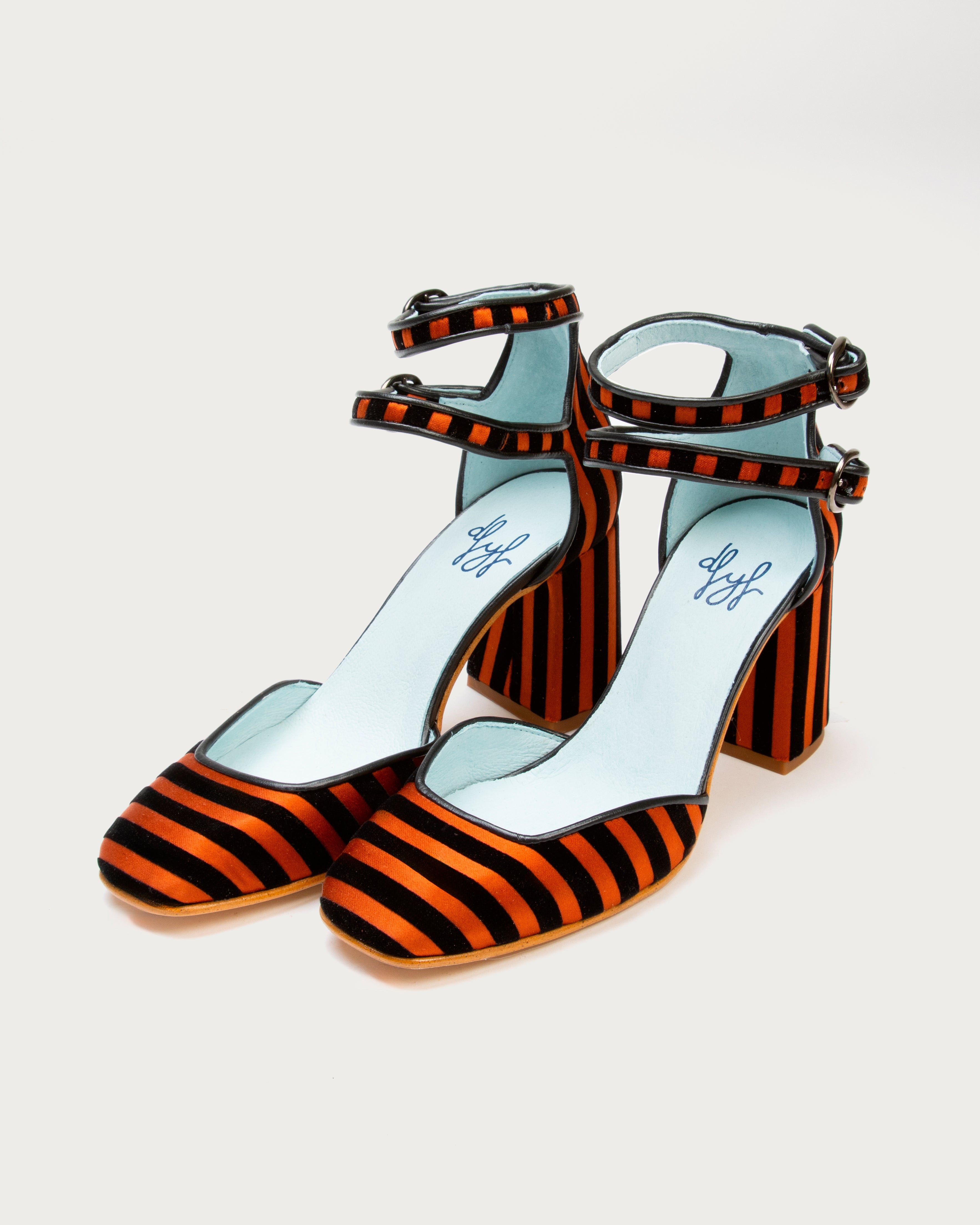 Tacones IX de defloresyfloreros en diferentes colores con escote cuadrado y doble hebilla
