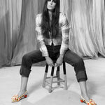 Modelo sentada con el Tacón XIX Flower de defloresyfloreros, zapato destalonado floral con maxi rosa y tacón de bola