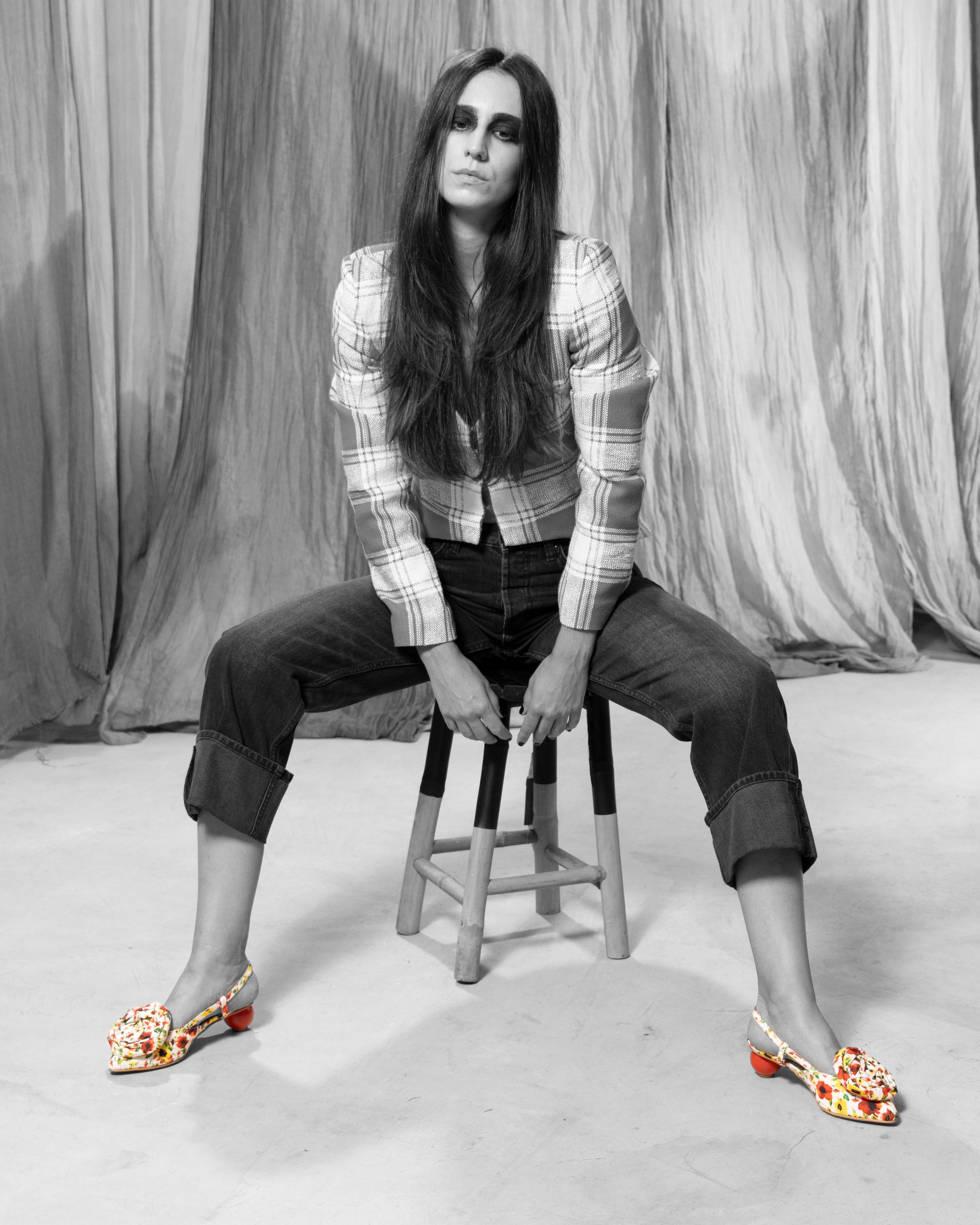 Modelo sentada con el Tacón XIX Flower de defloresyfloreros, zapato destalonado floral con maxi rosa y tacón de bola