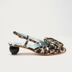 Tacón XIX Leopard de defloresyfloreros en raso animal print con maxi rosa y tacón de bola de 4 cm
