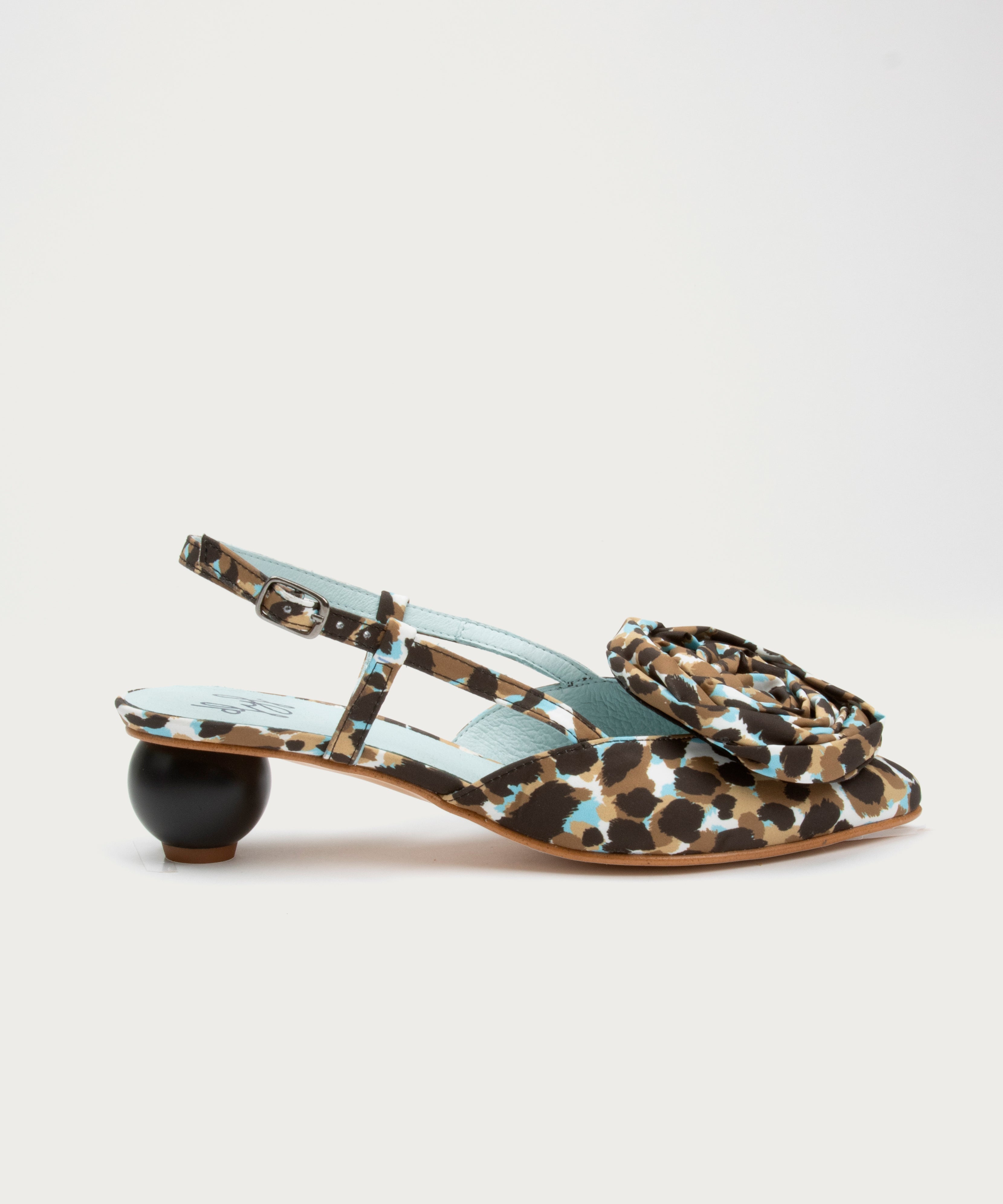 Tacón XIX Leopard de defloresyfloreros en raso animal print con maxi rosa y tacón de bola de 4 cm