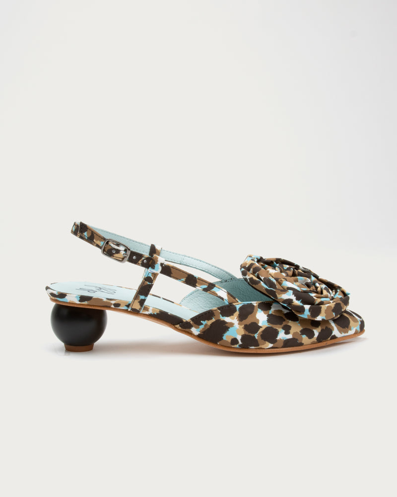 Tacón XIX Leopard de defloresyfloreros en raso animal print con maxi rosa y tacón de bola de 4 cm