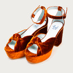 Tacones XXII de defloresyfloreros en diferentes colores con plataforma y terciopelo de seda grabado