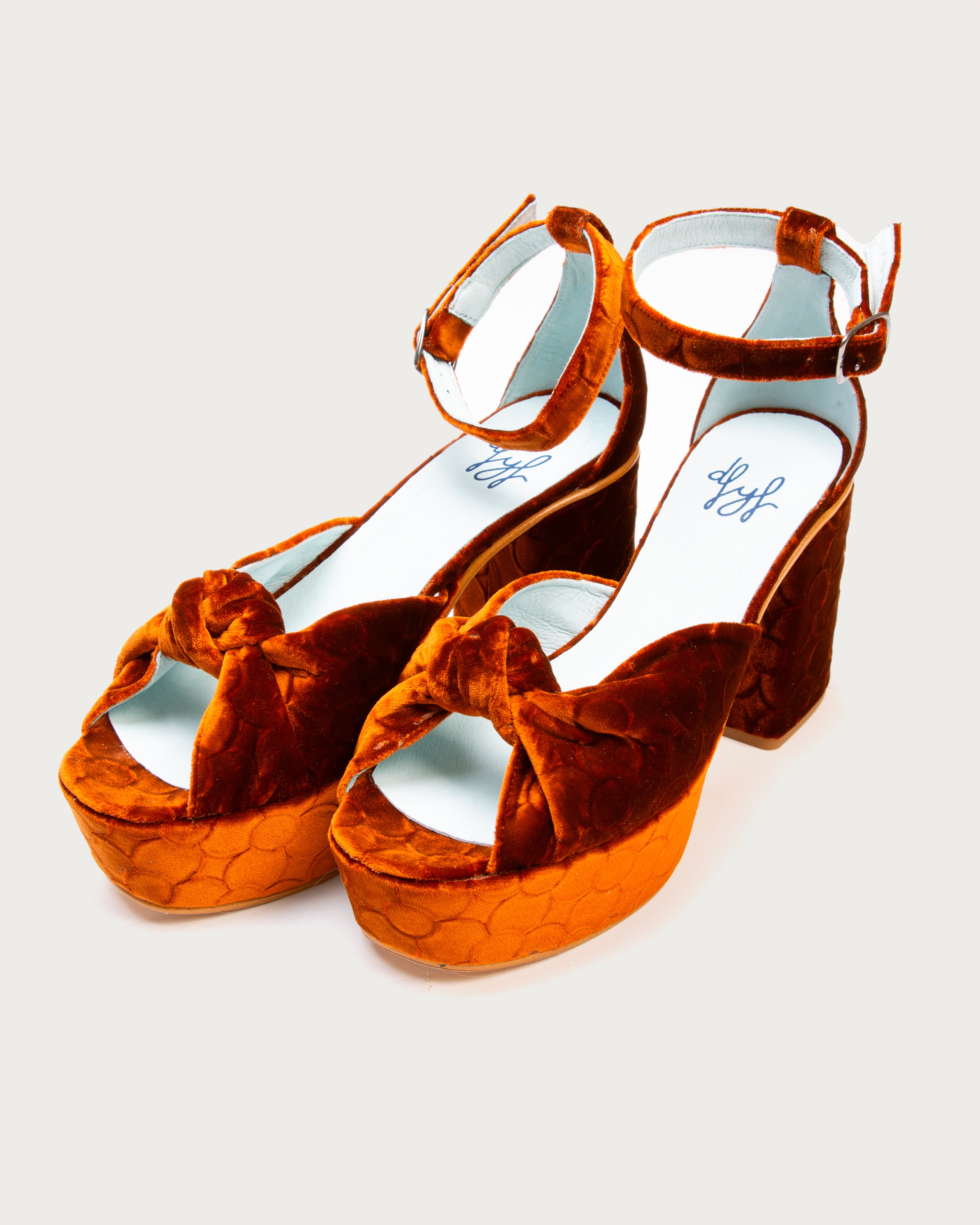 Tacones XXII de defloresyfloreros en diferentes colores con plataforma y terciopelo de seda grabado