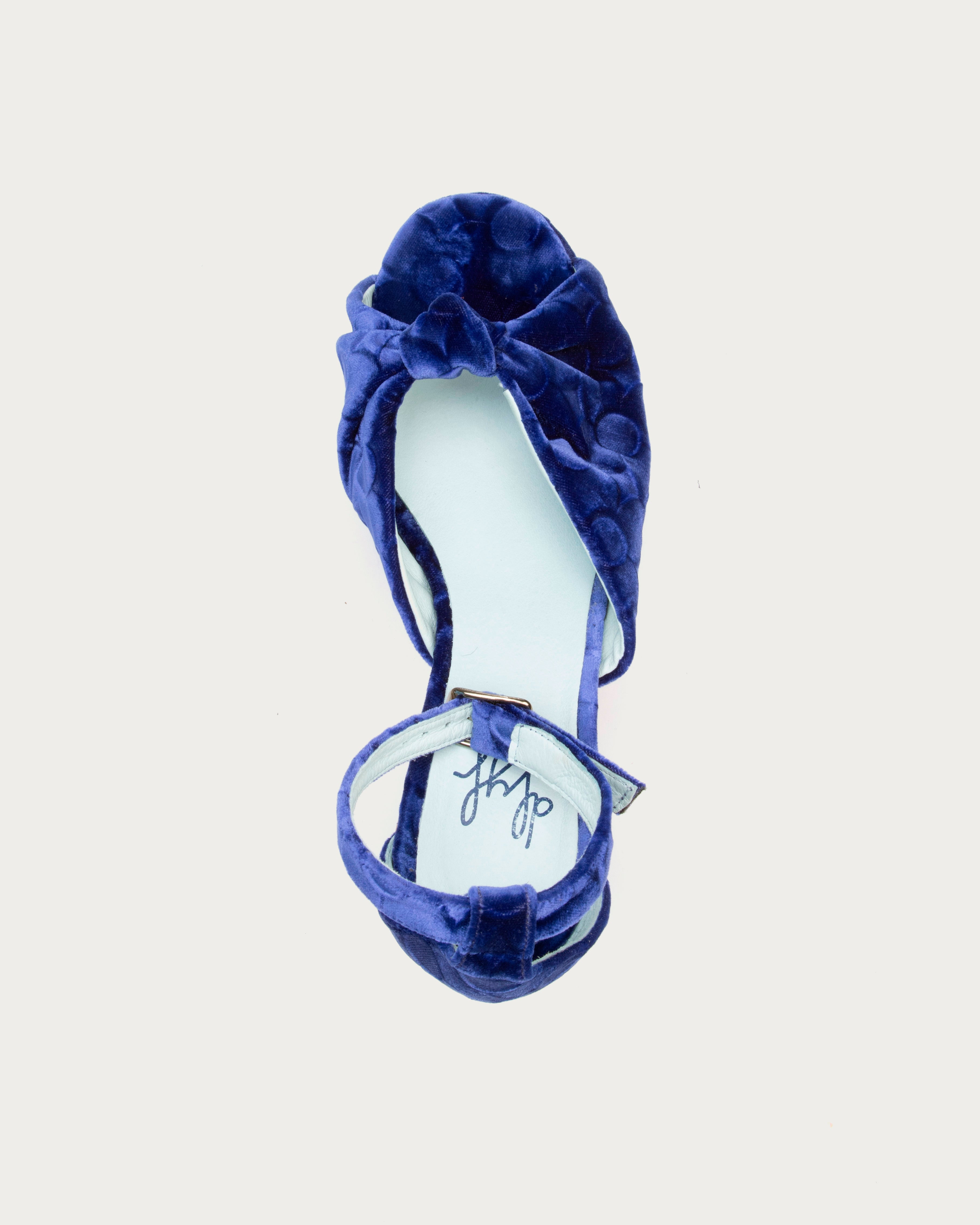 Vista superior del Tacón XXII Lavanda con pulsera al tobillo y plantilla interior