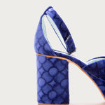 Detalle lateral del Tacón XXII Lavanda con plataforma de 5 cm y terciopelo de seda grabado