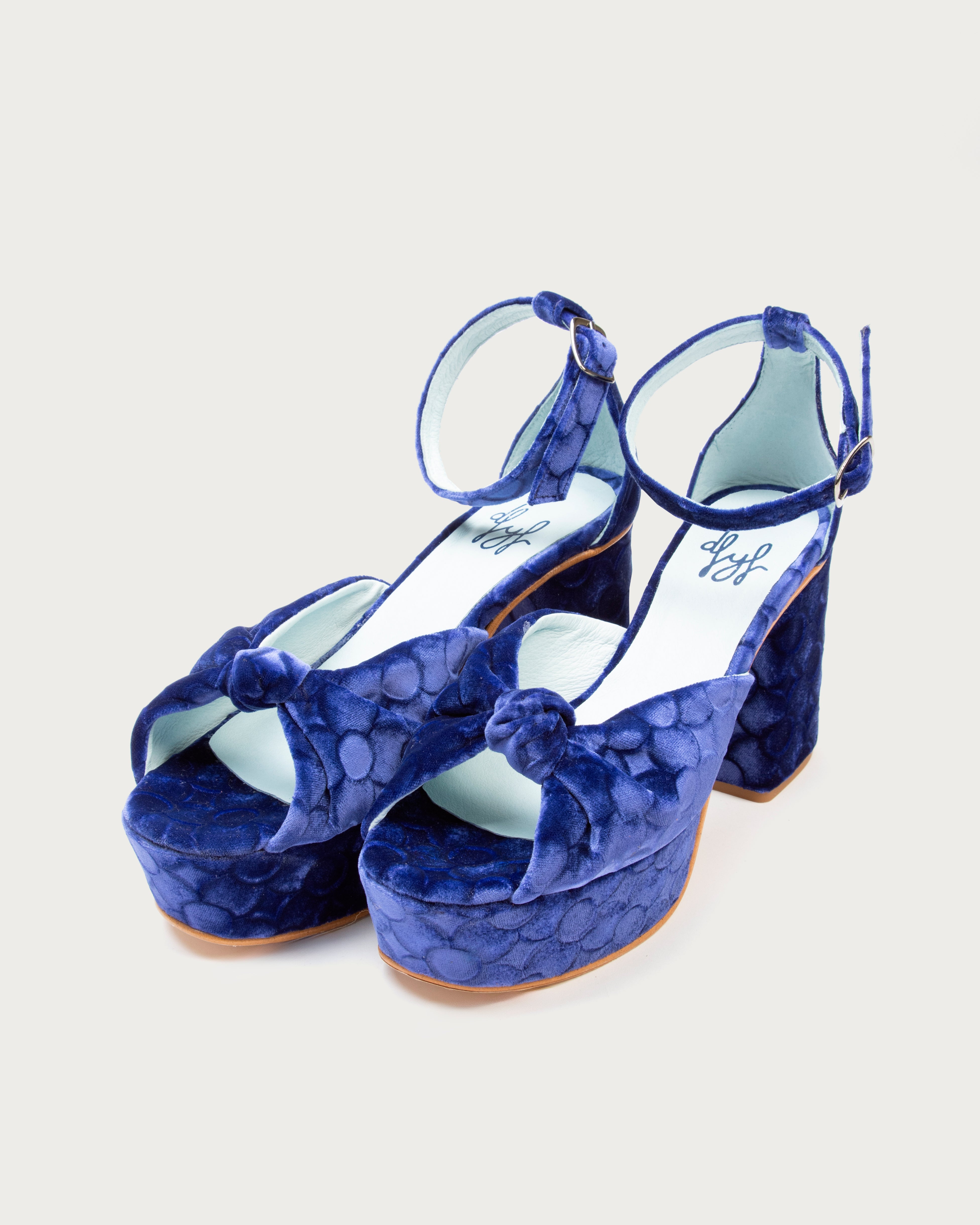 Tacones XXII de defloresyfloreros en diferentes colores con terciopelo de seda grabado y pulsera al tobillo